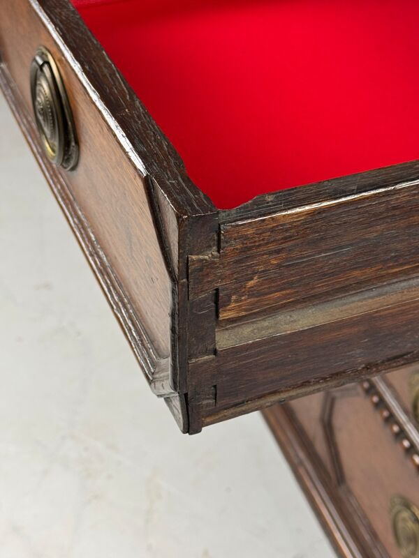 Commode en chêne du XVIIe siècle antique