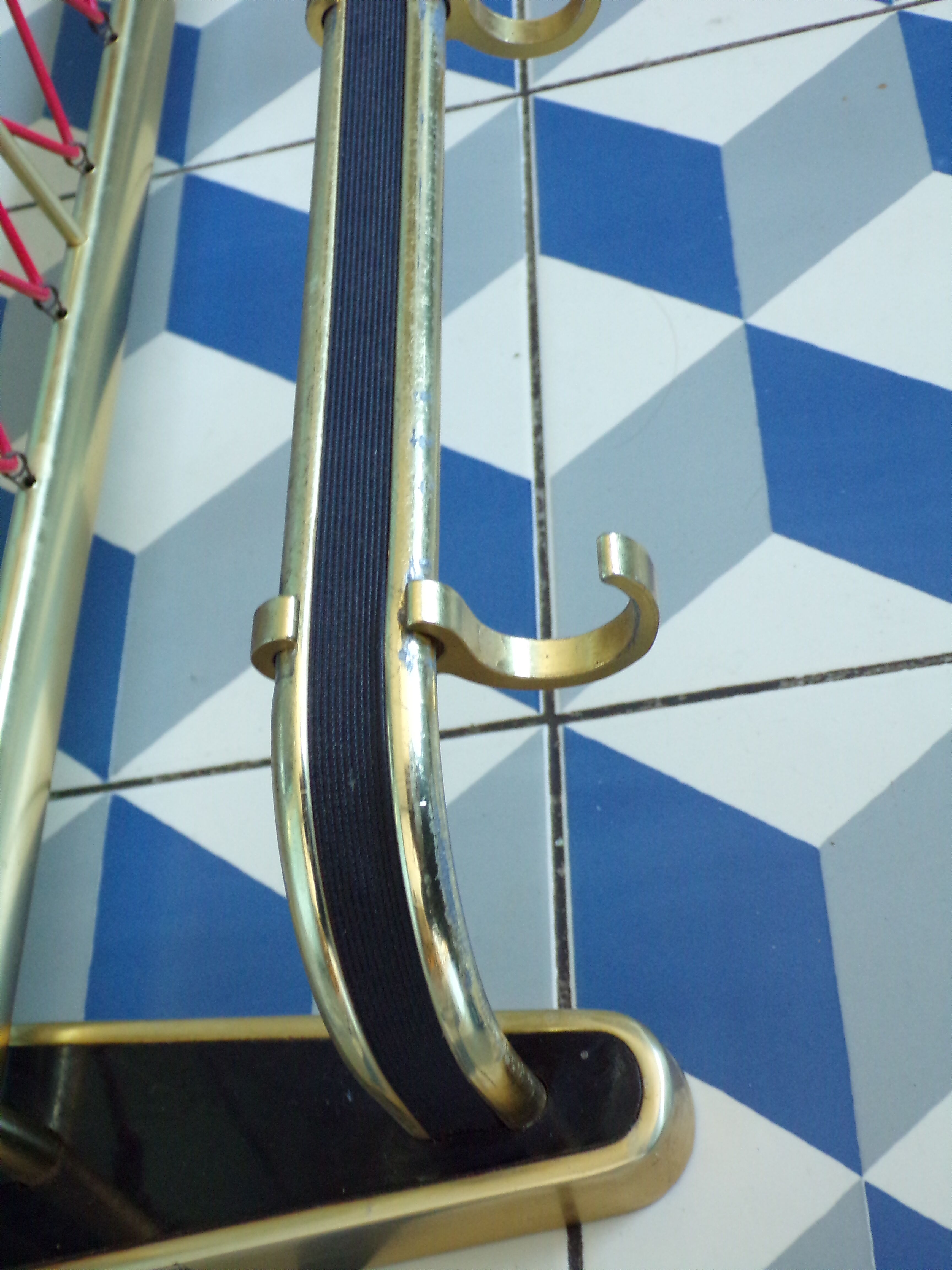 Coat rack like train rack