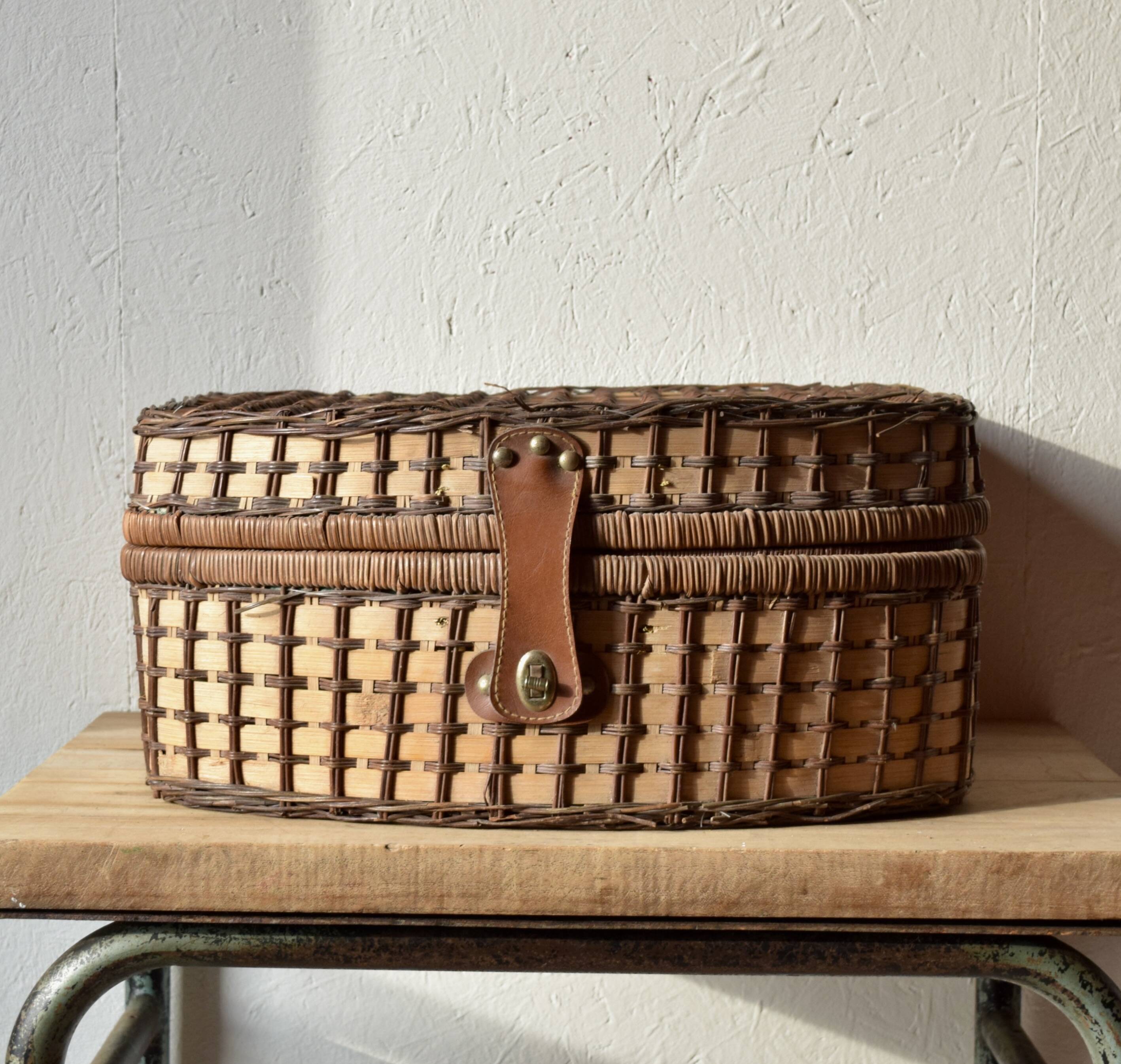Vintage picnic basket - complete for 4 people