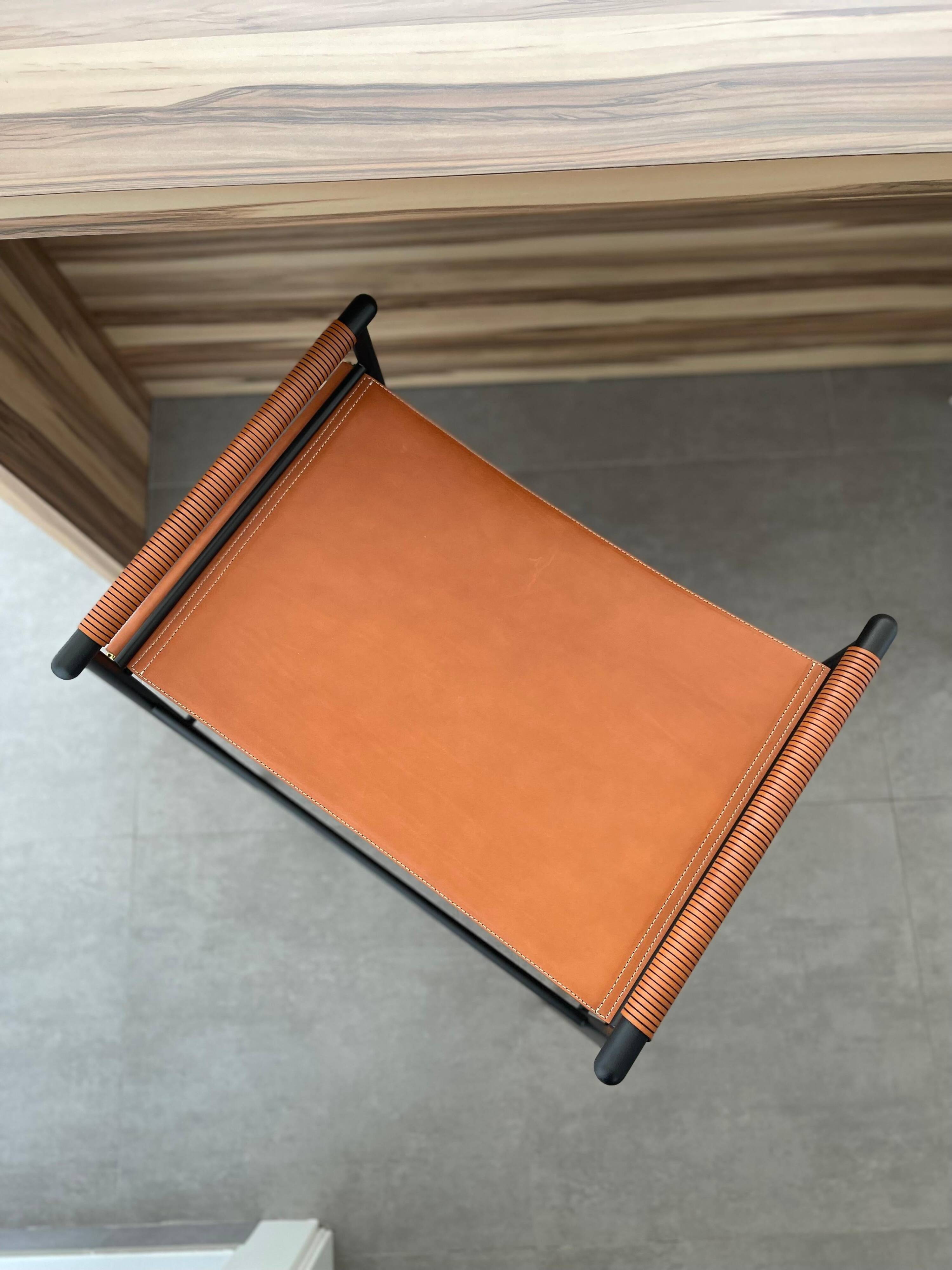Jeu de 6 tabourets de bar Classic Contemporary en cuir cognac et métal de caoutchouc noir
