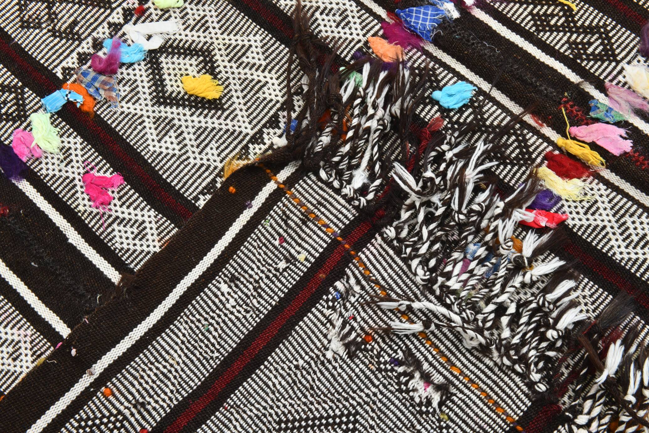 Tapis kilim turc blanc et noir
