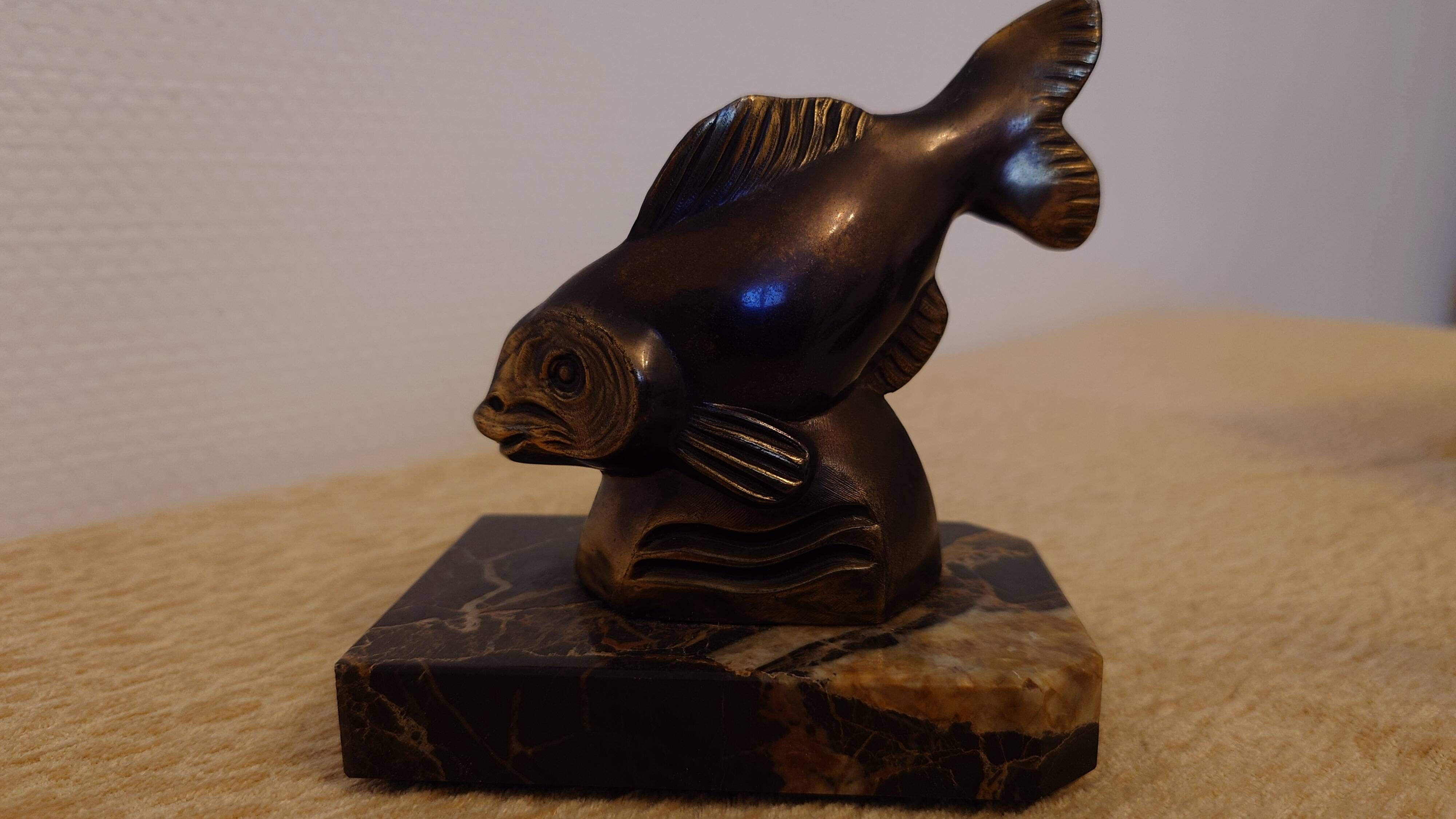 Art Deco pair of bookends with stylised fish in patinated metal and marble.