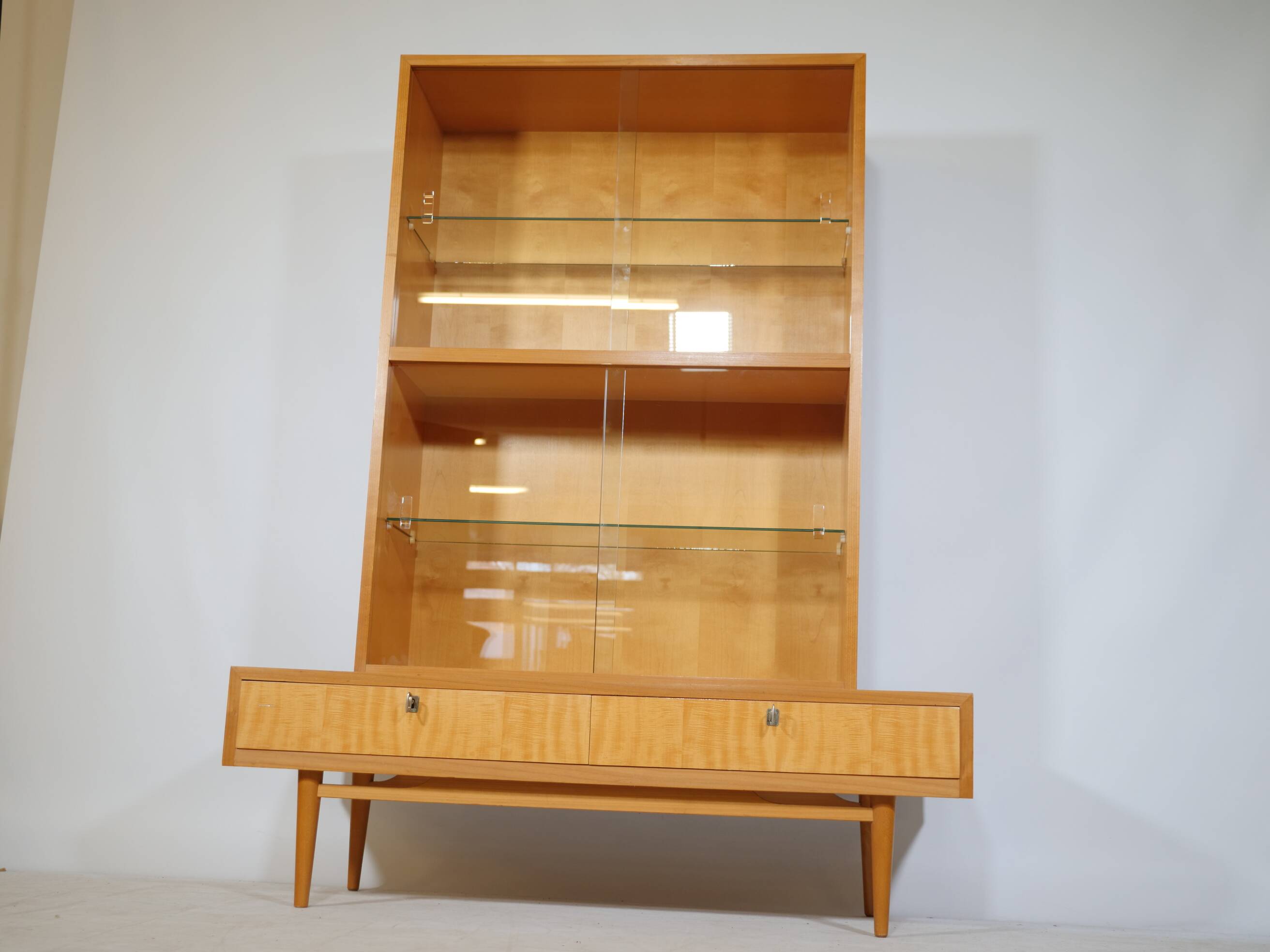 Vitrine en bois de cerisier des années 1960 et 1970, meuble design MCM