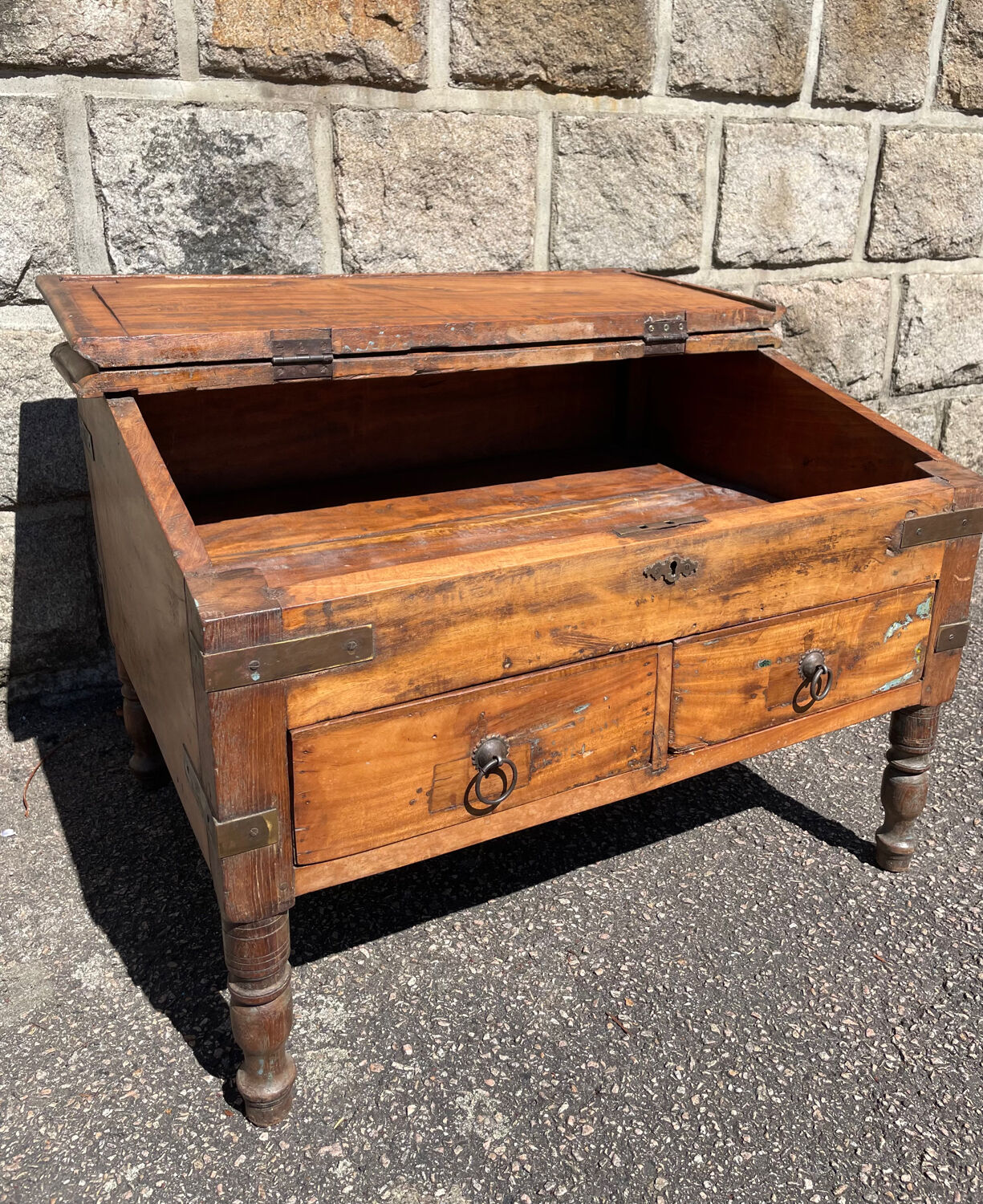 un pupitre écritoire en bois de teck