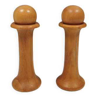 Salt and pepper set in beech wood, designed by Nissen Denmark.