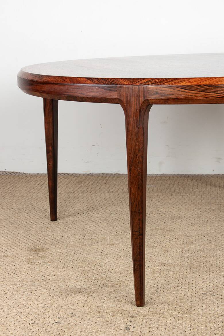 Danish round rosewood coffee table model 283 by Johannes Andersen.