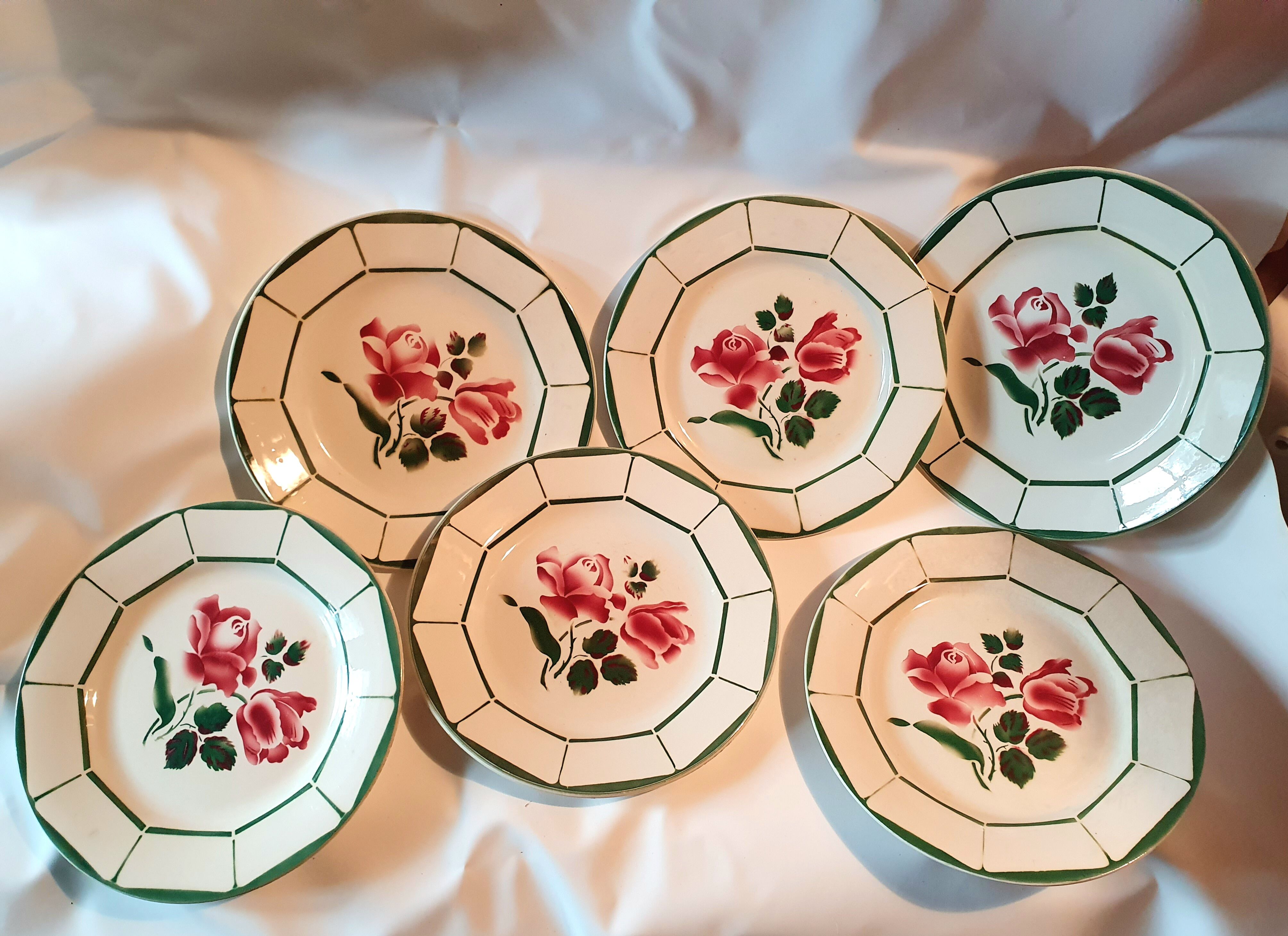 6 flat plates in faience with red rose decoration and green leaves