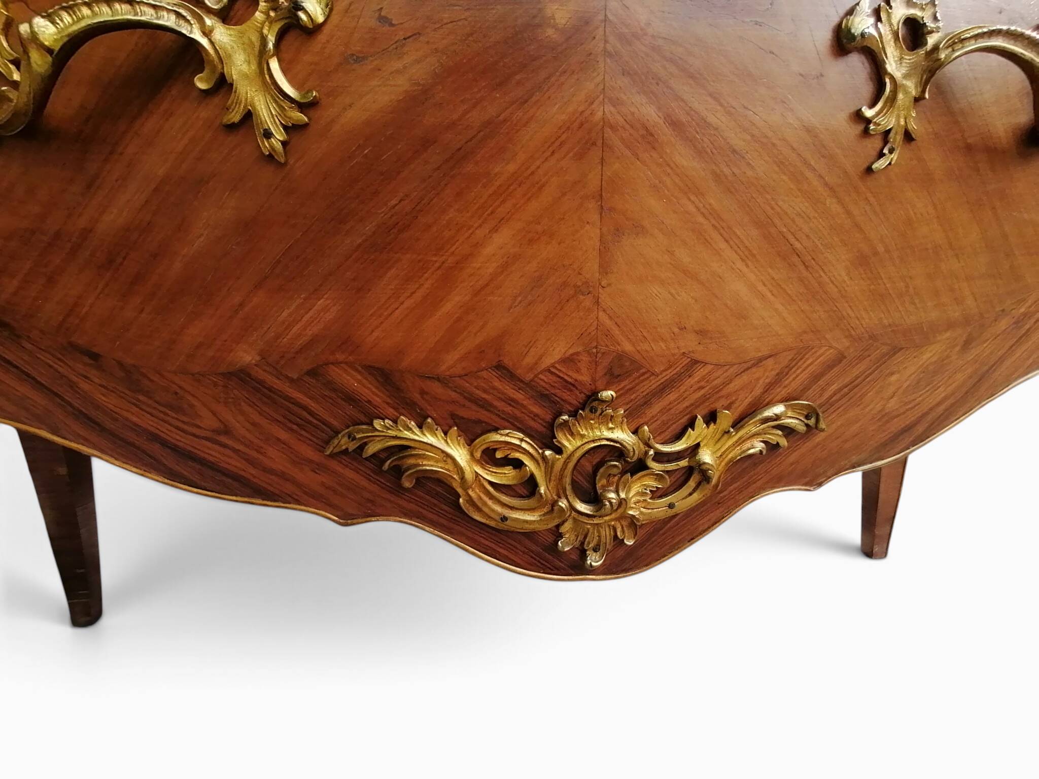 Commode en bois de plaquage, marbre et bronze - Style Louis XV.