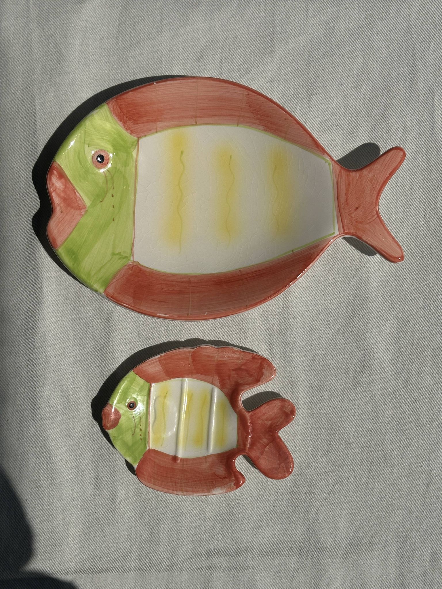 Duo of dishes in the shape of vintage colorful fish