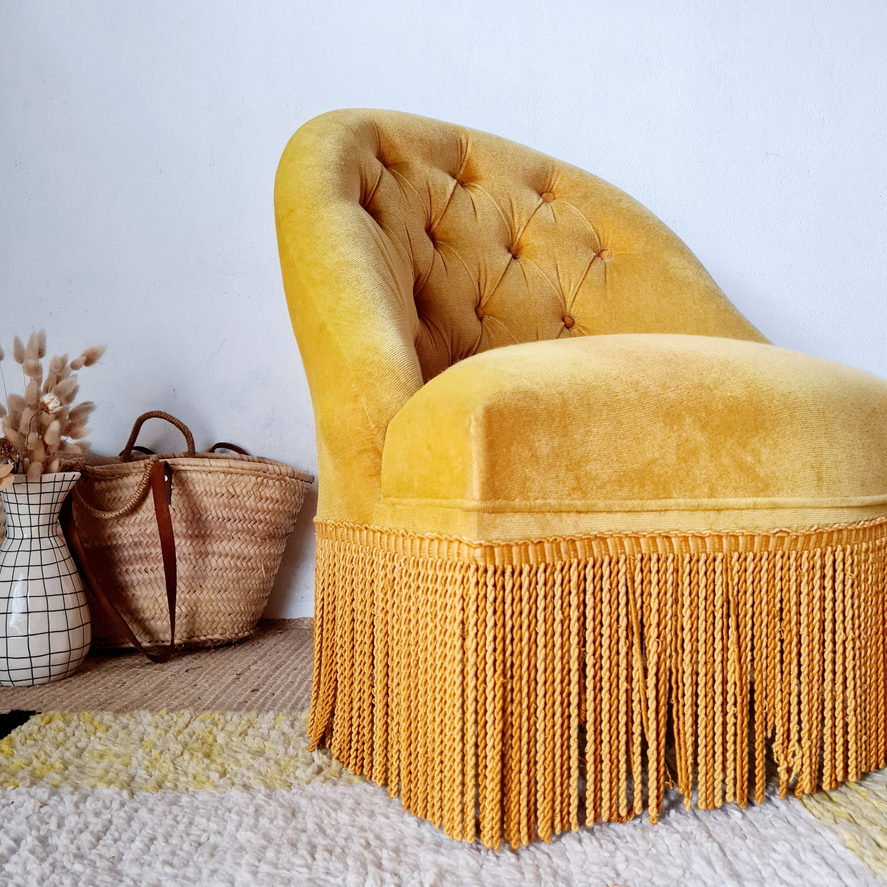 Fauteuil crapaud velours capitonné jaune