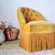 Fauteuil crapaud velours capitonné jaune