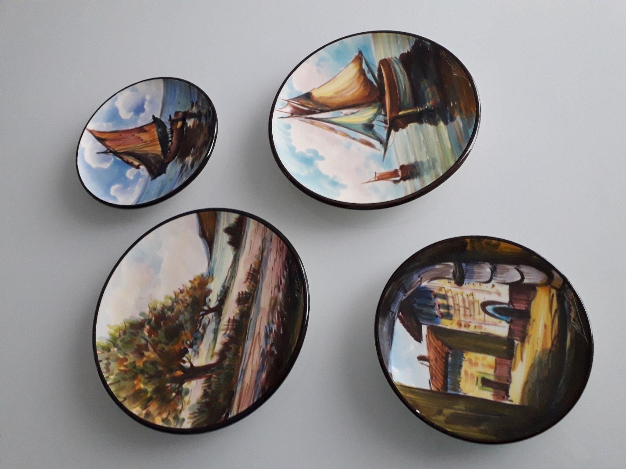 Série d'assiettes murales