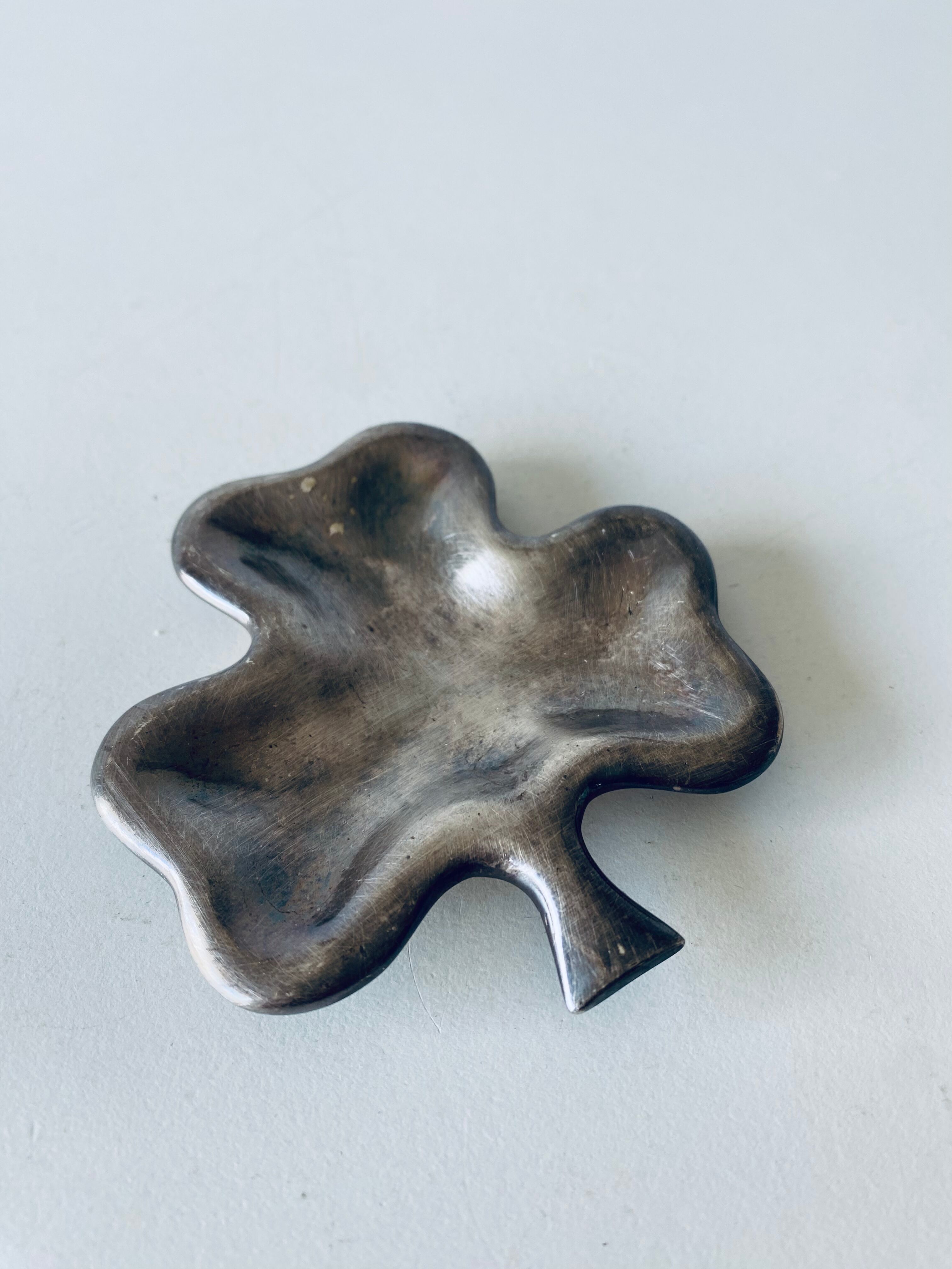 Empty pocket clover shape