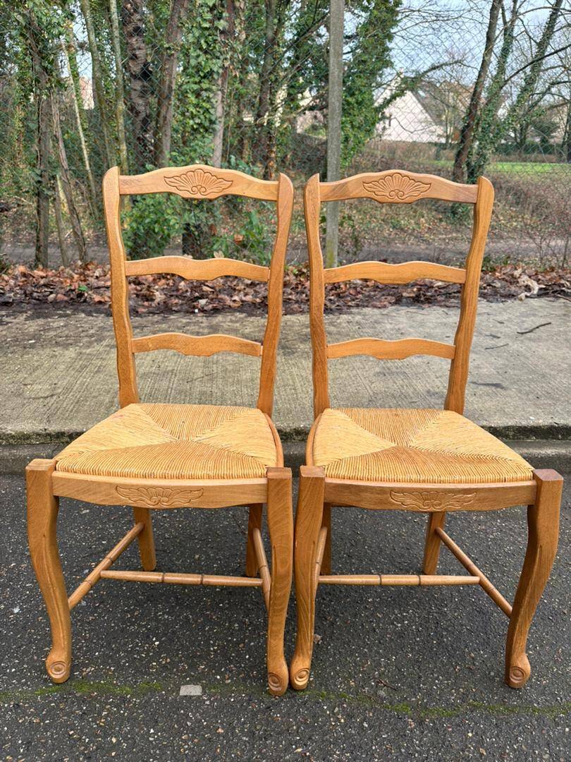 2 solid wood and rush-seated chairs in Louis XV style with shell carving from the 20th century.