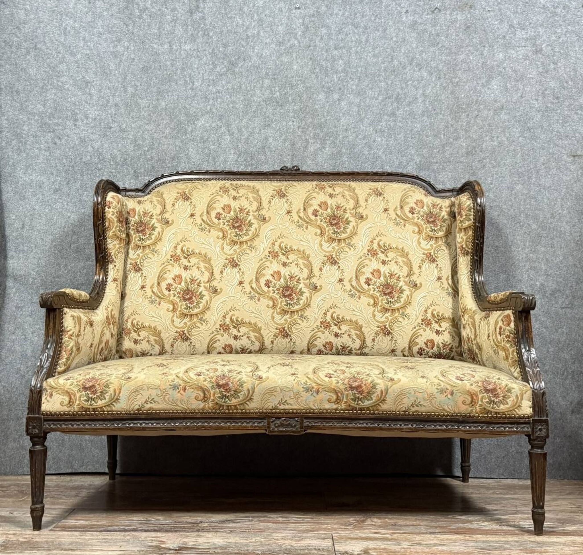 Banquette à oreilles de style Louis XVI en bois sculpté vers 1850