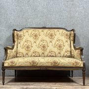 Banquette à oreilles de style Louis XVI en bois sculpté vers 1850