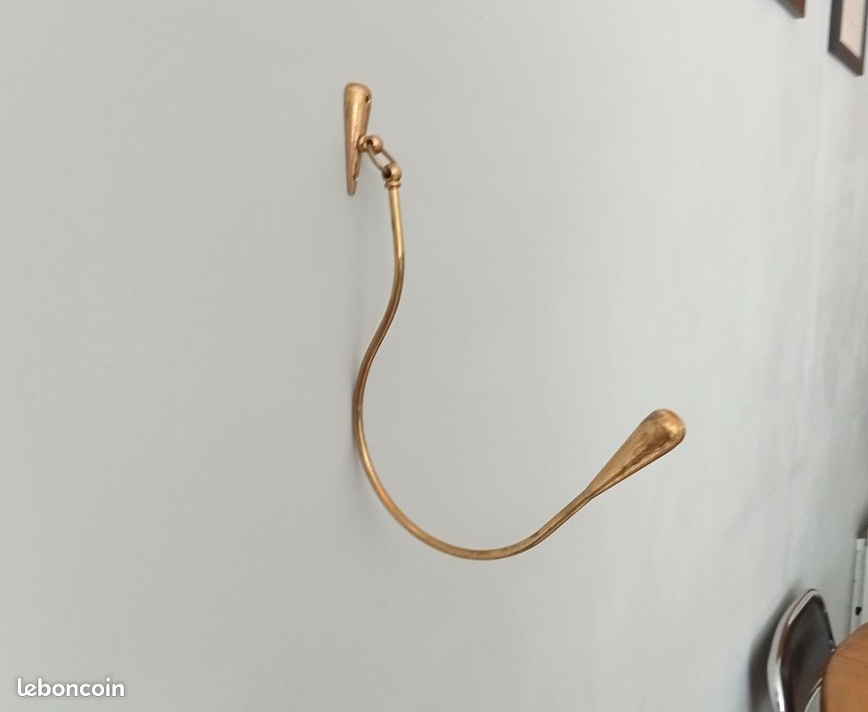 Pairs of vintage hooks in solid golden brass