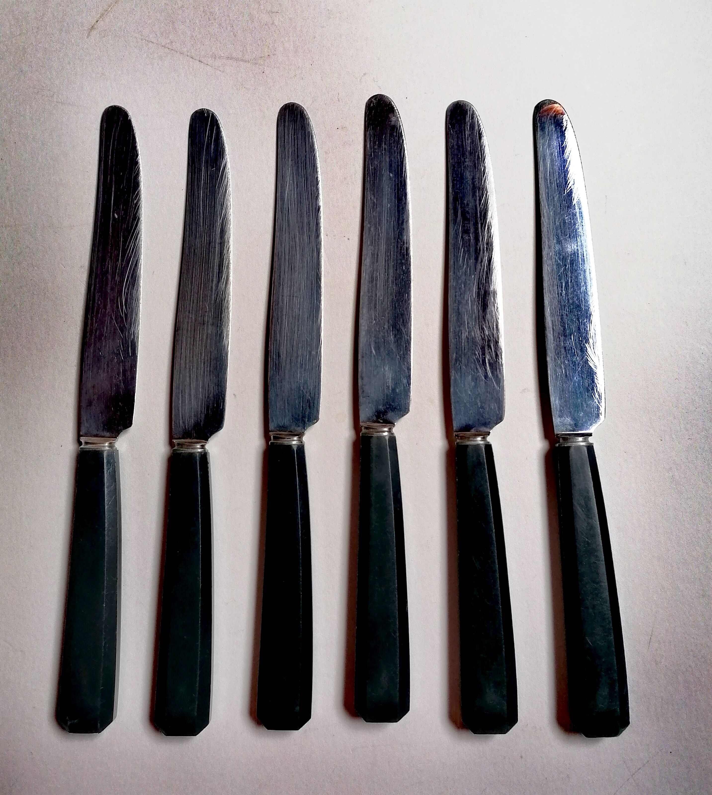 6 old knives in black bakelite
