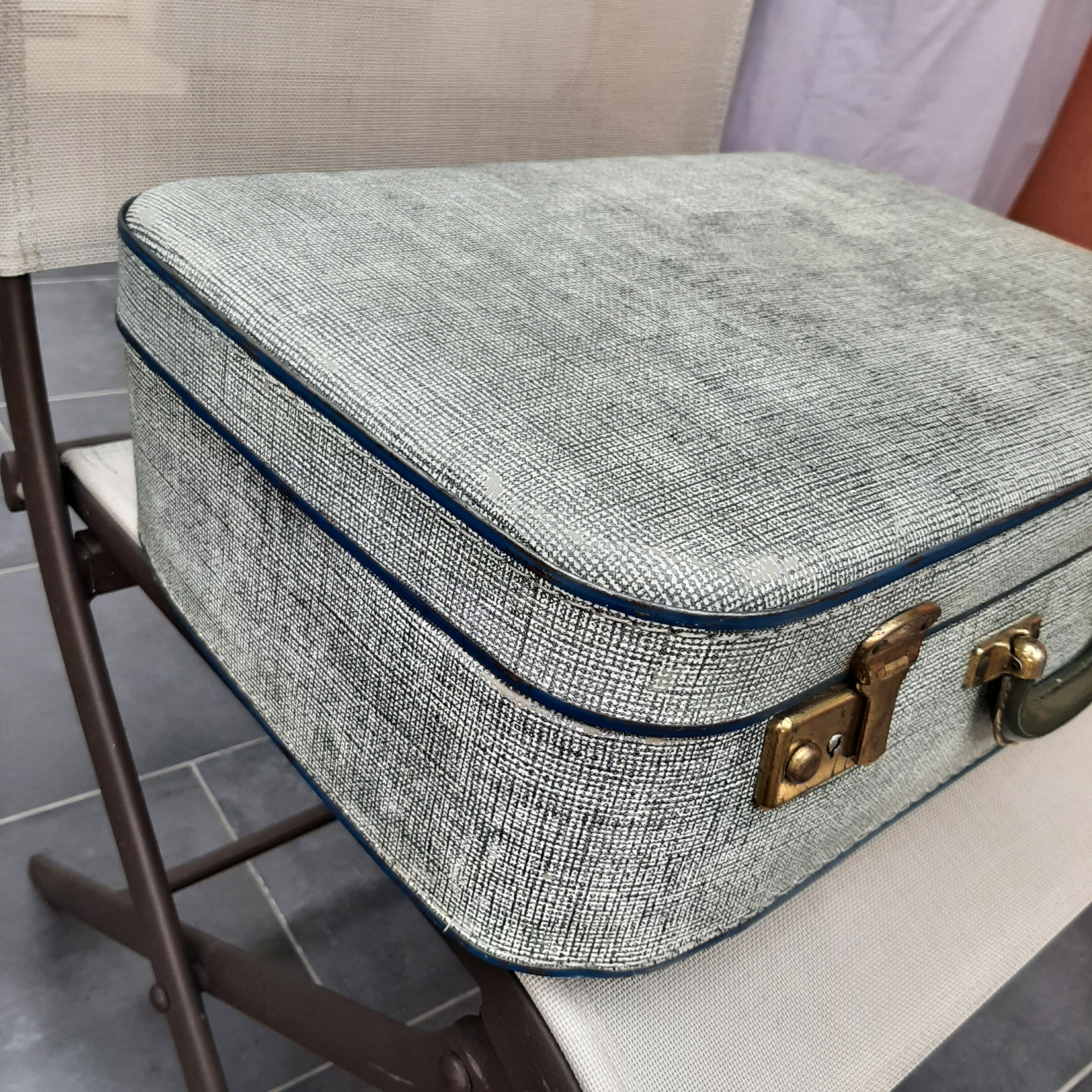 Valise en carton bleue chinée vintage