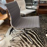 Fauteuil pivotant EA 108 de Charles et Ray Eames édition Vitra