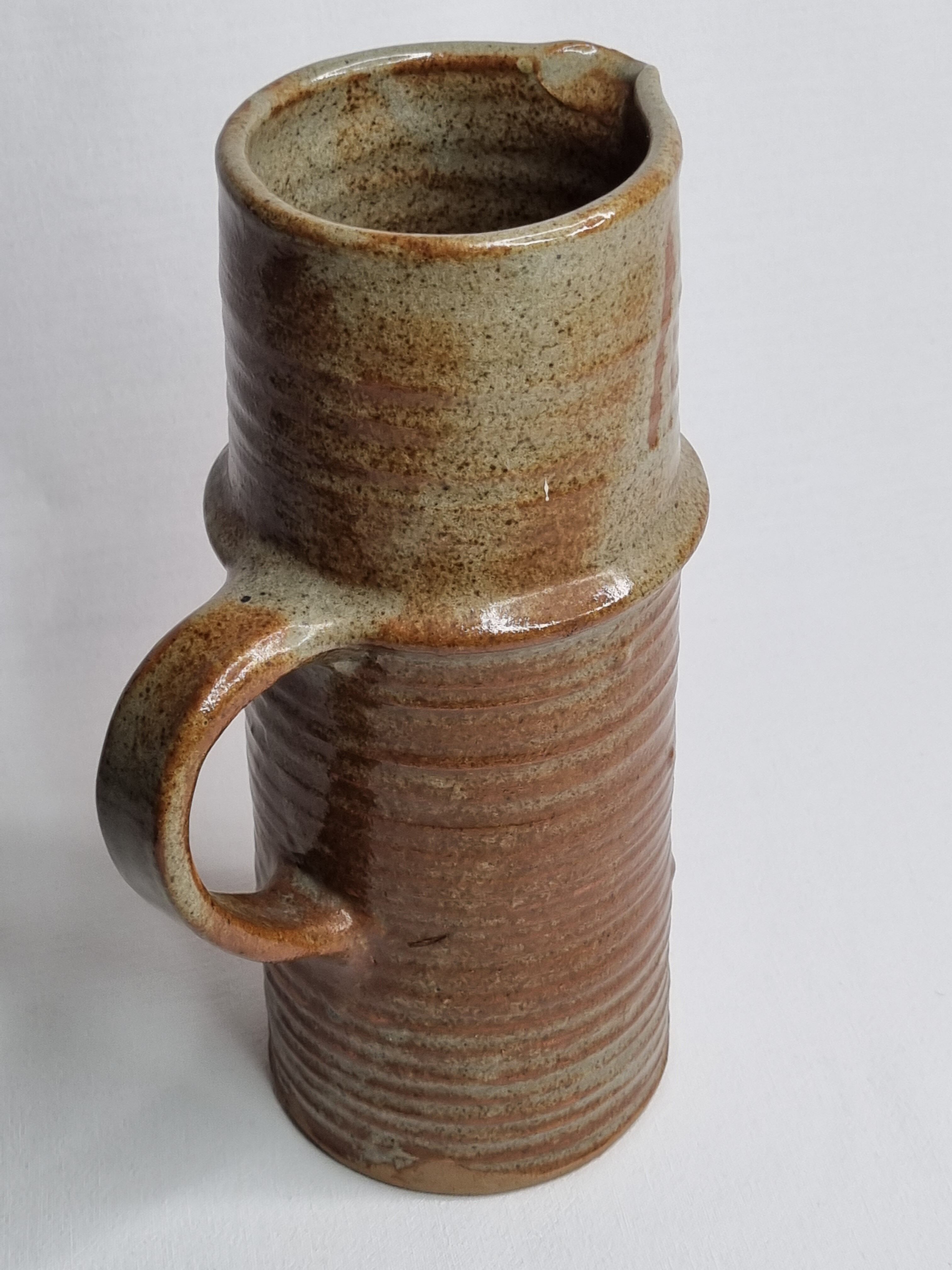 Pichet en grès pyrité signé, années 60-70, 25 cm