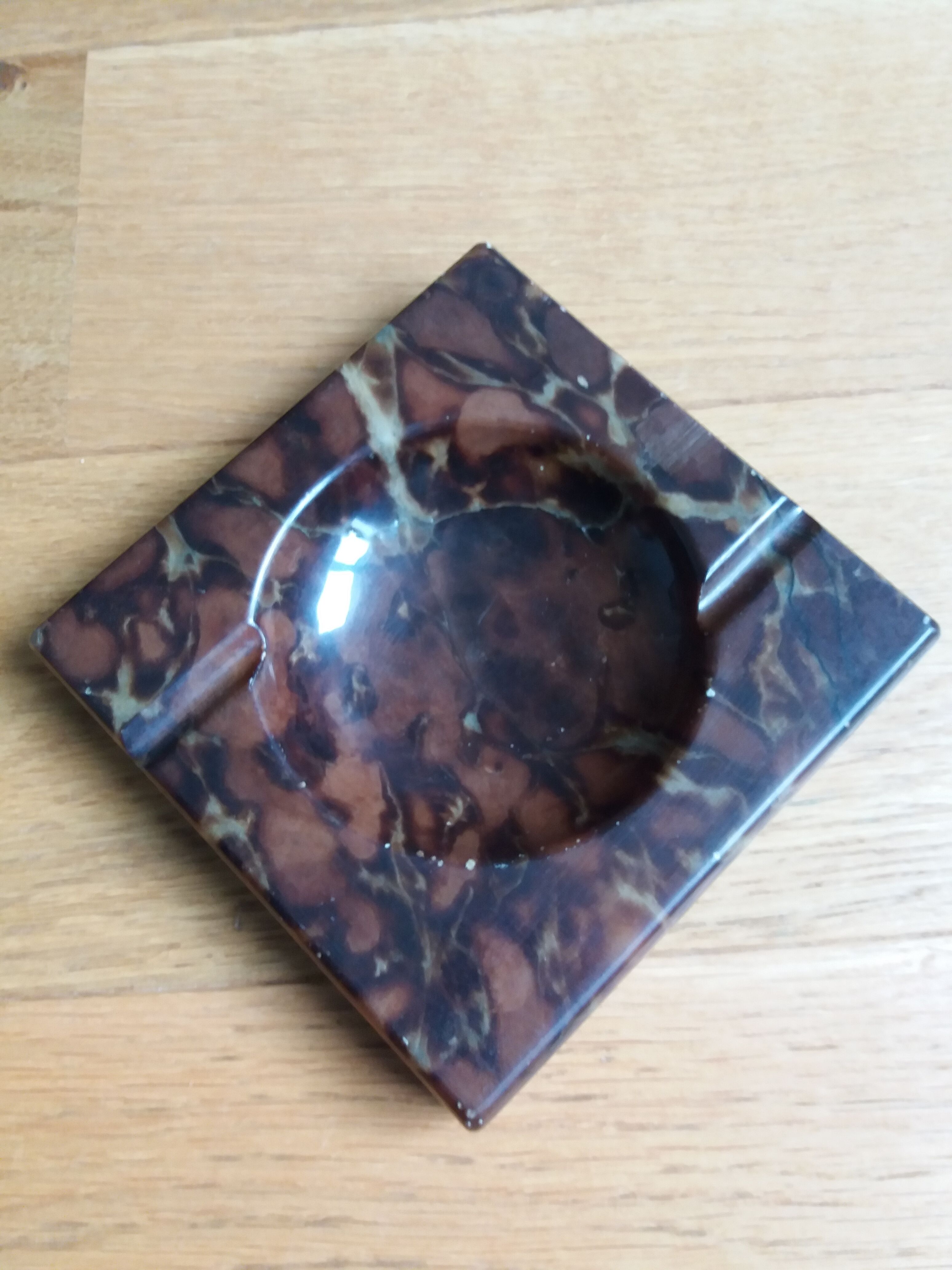 Square ashtray in polished marble