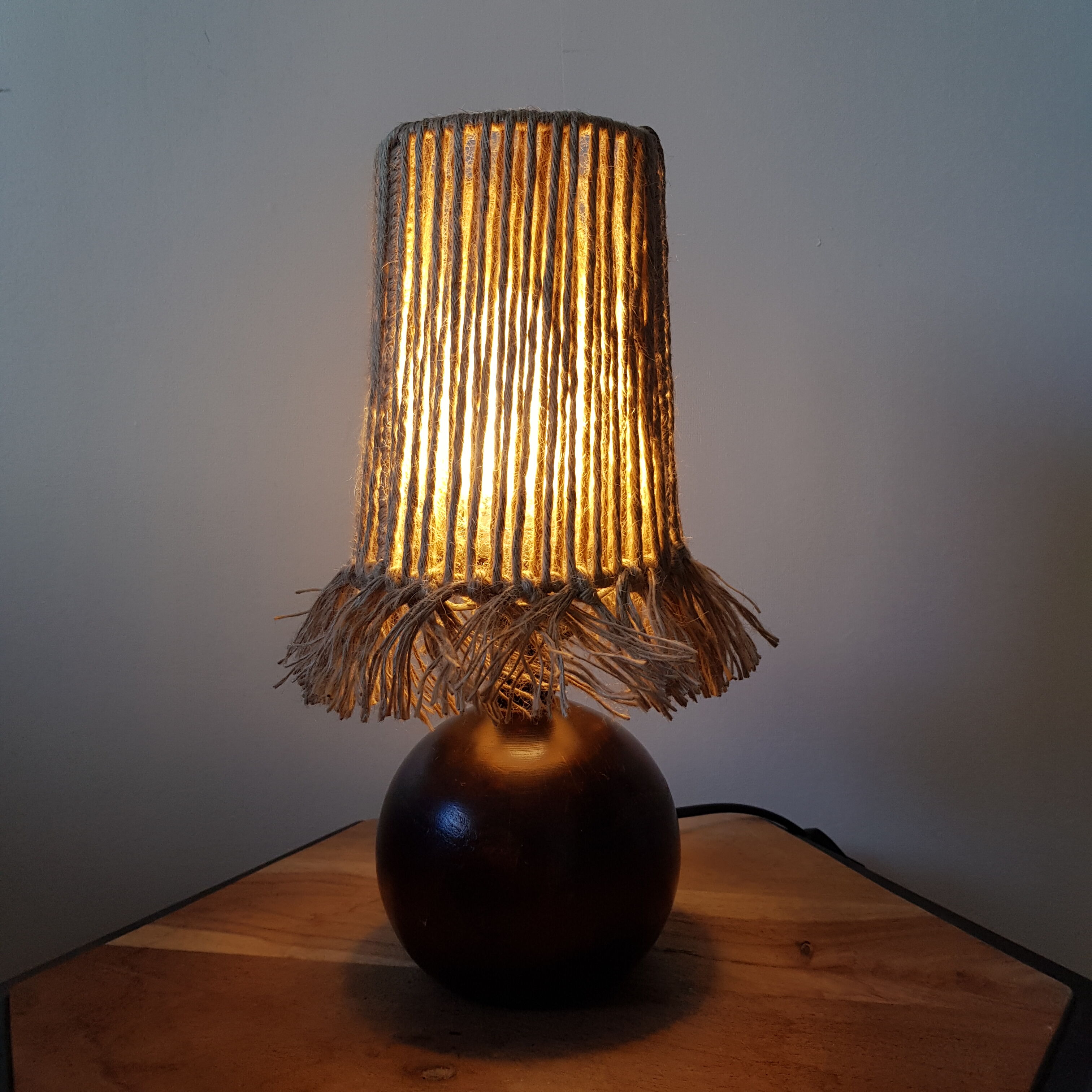 Lamp made of upcycled jute wire