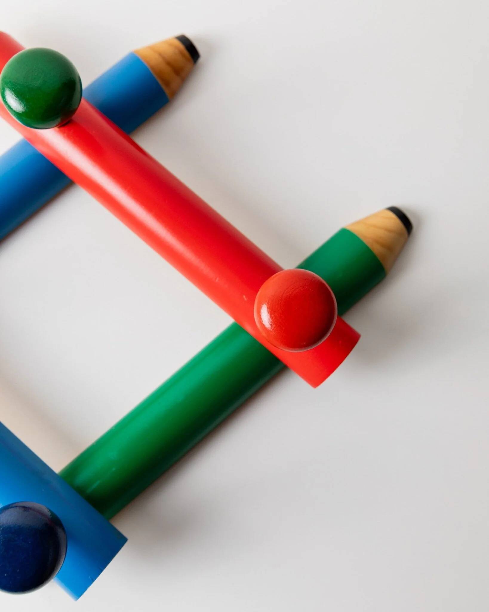 Vintage coat rack from the 1980s in the style of Pierre Sala, Memphis style, pencil pattern, extendable, 7 hooks.