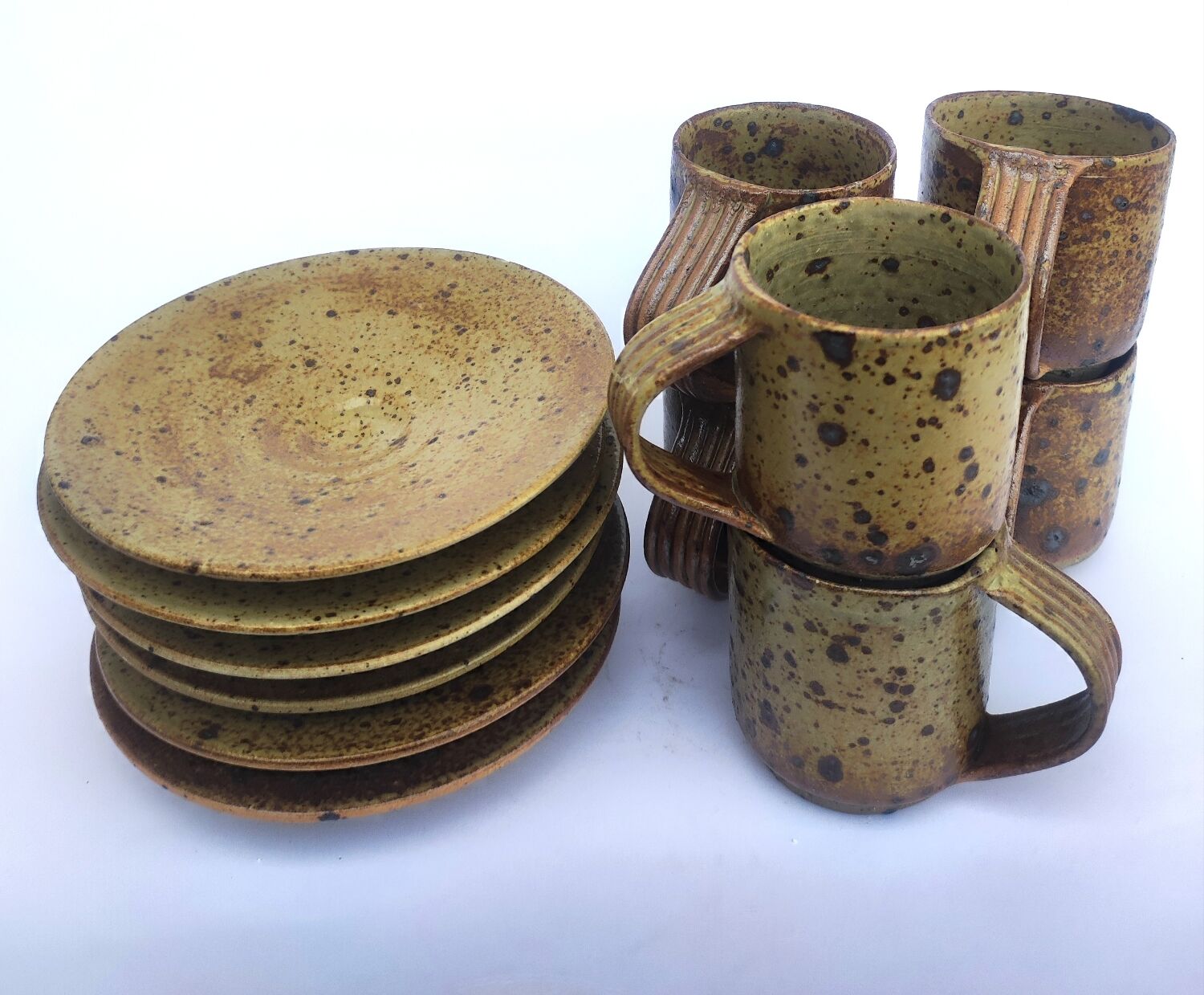 Cups + sandstone saucer by Puisaye Gaudry