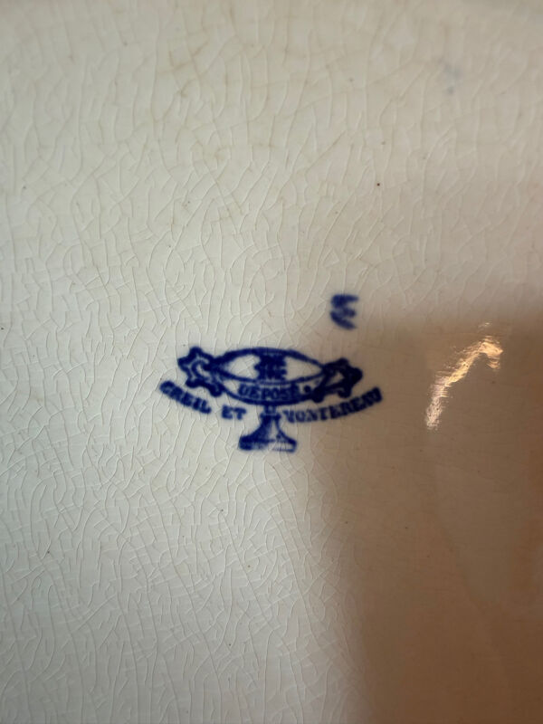 Fontaine murale ancienne en faïence – Creil & Montereau – XIXᵉ siècle