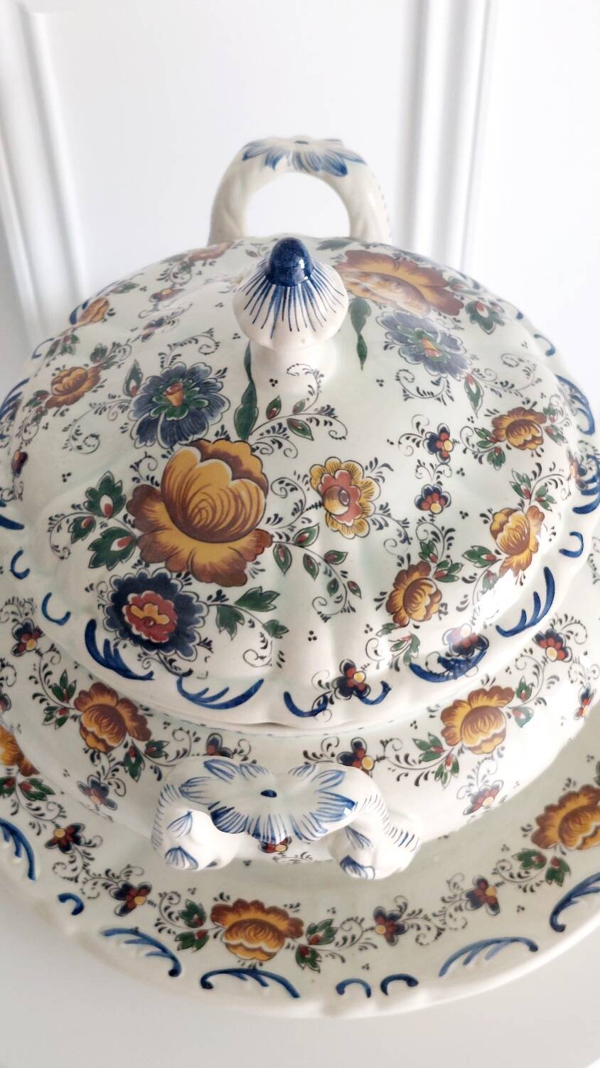 Rare - Earthenware soup tureen HB Quaregnon, floral decoration signed Hubert Becquet