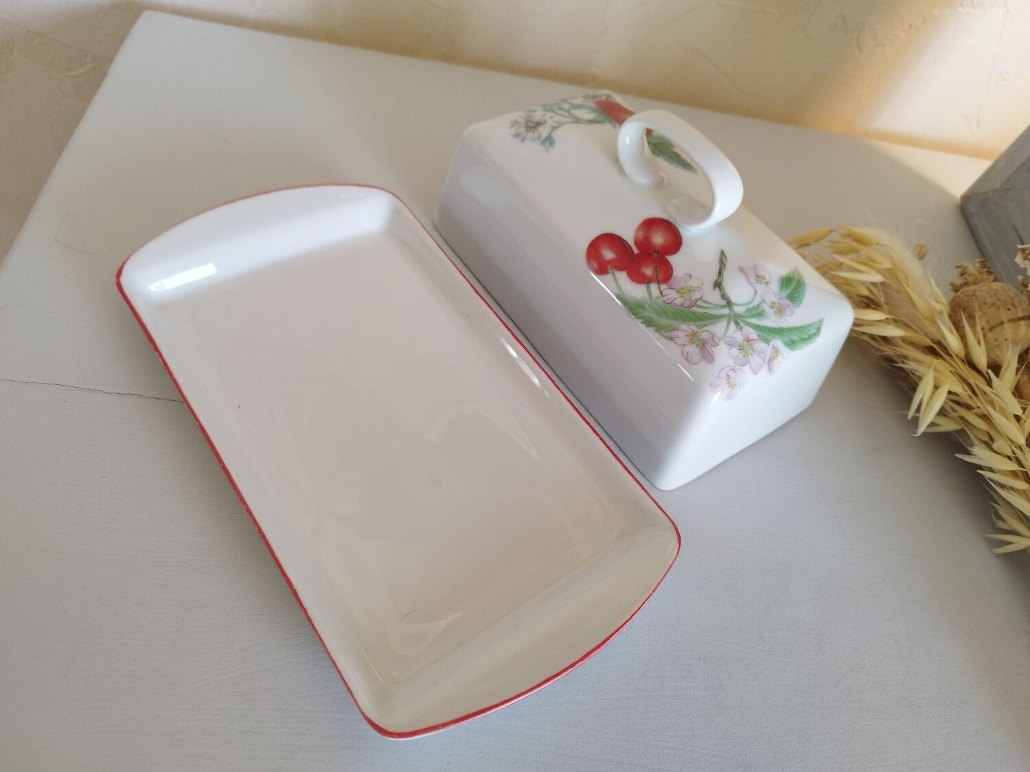 Beurrier porcelaine décor fruits rouges
