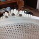 Lot de 2 chaises cannées laquées blanc style Louis XVI