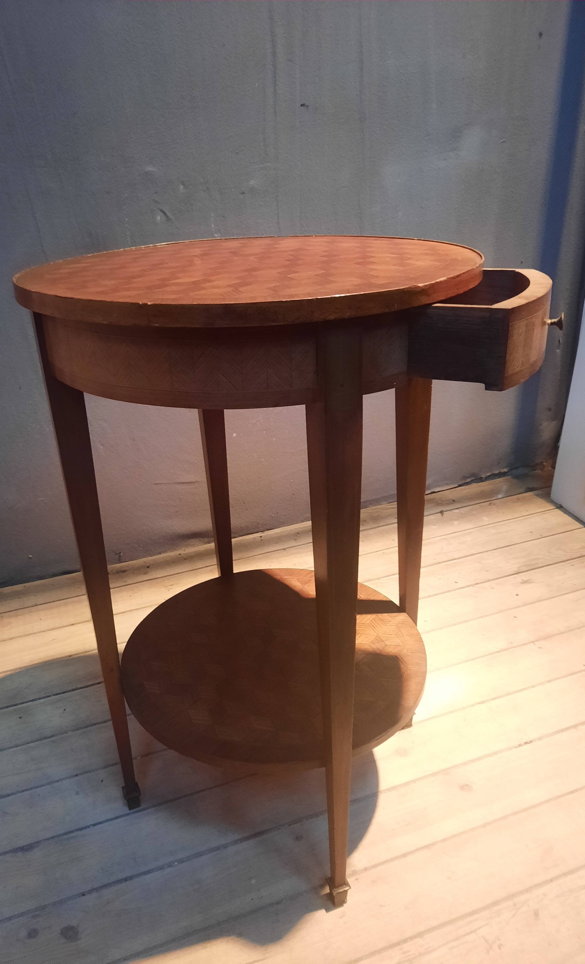 Round marquetry pedestal table with 2 shelves