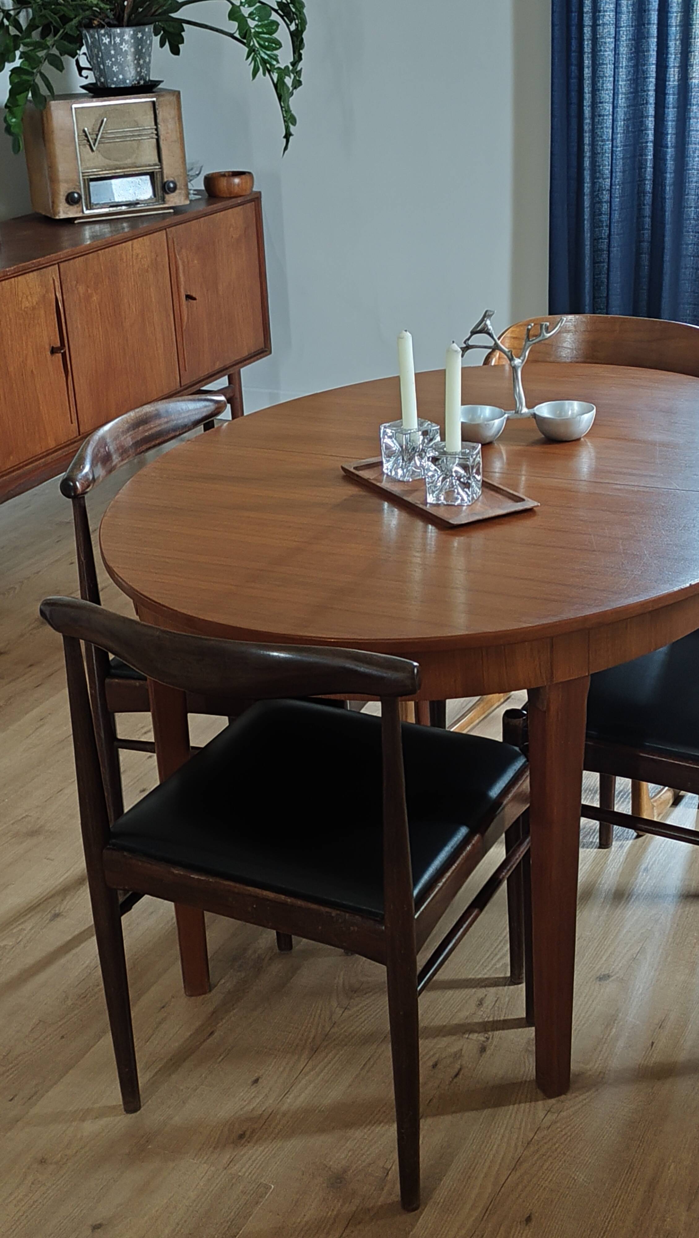 Table scandinave en teck ovale rallonges intégrées, années 60 comme neuve