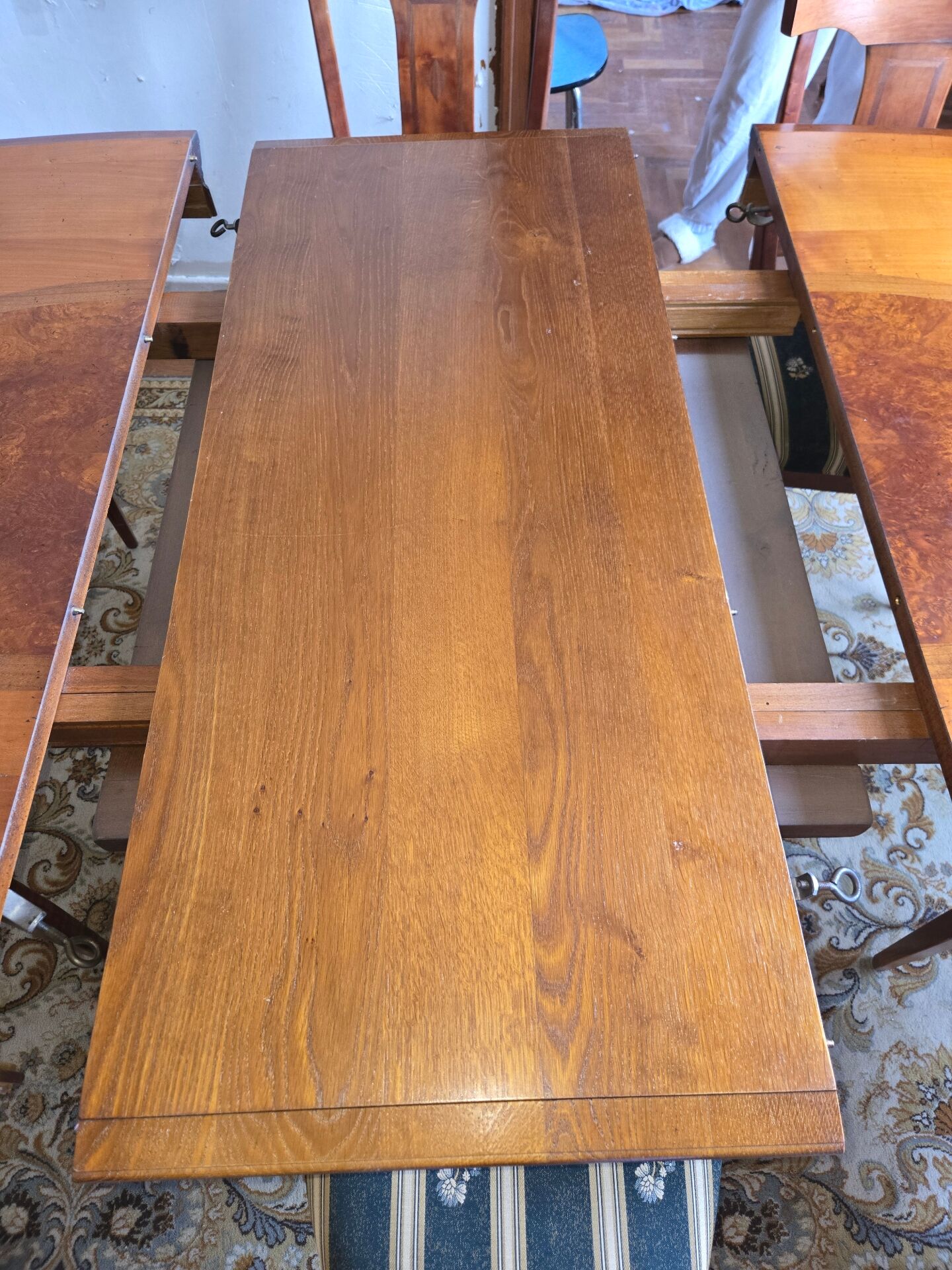 Table en bois Christian Robert + 6 chaises + rallonge