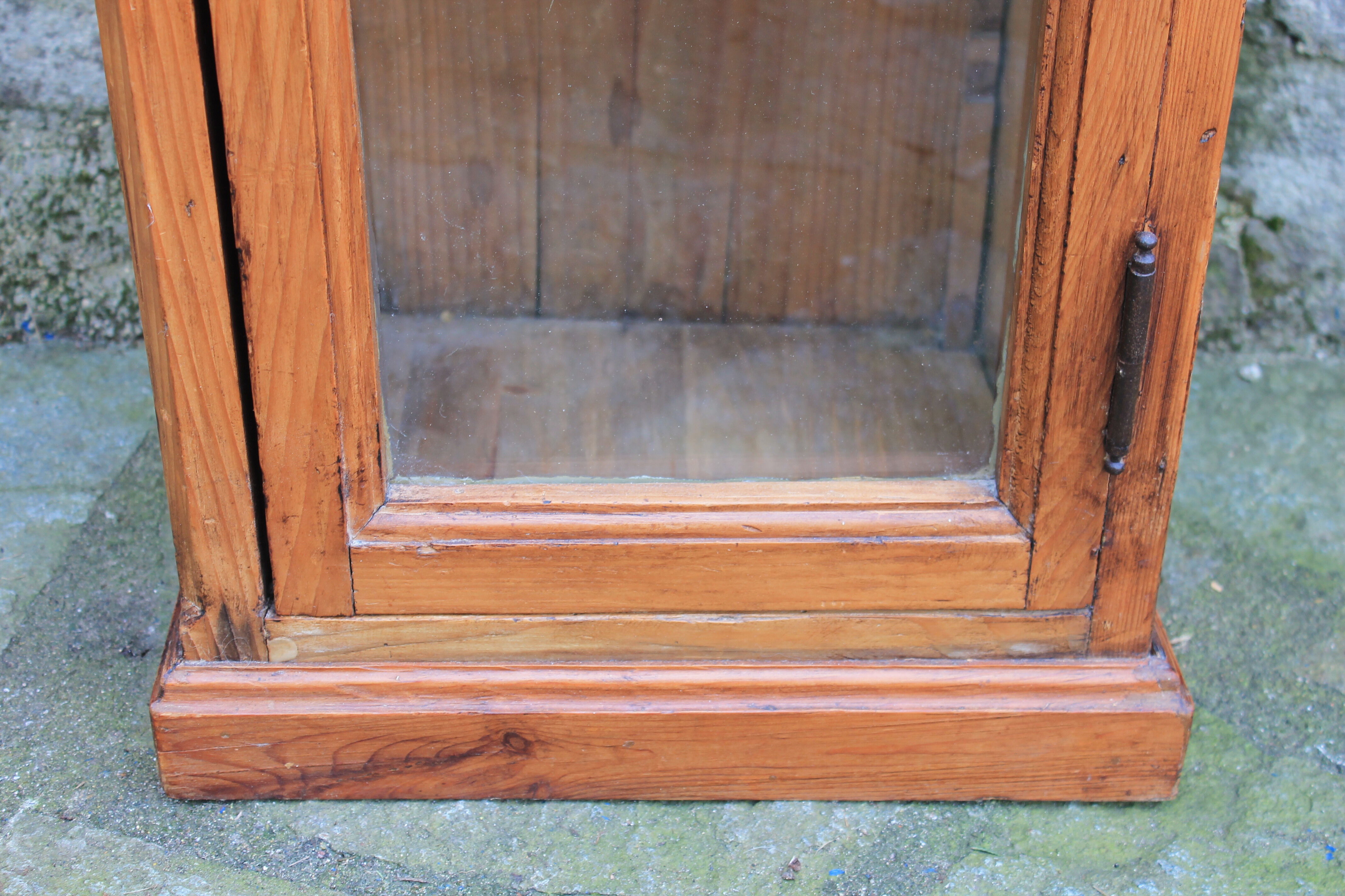 Corner store showcase