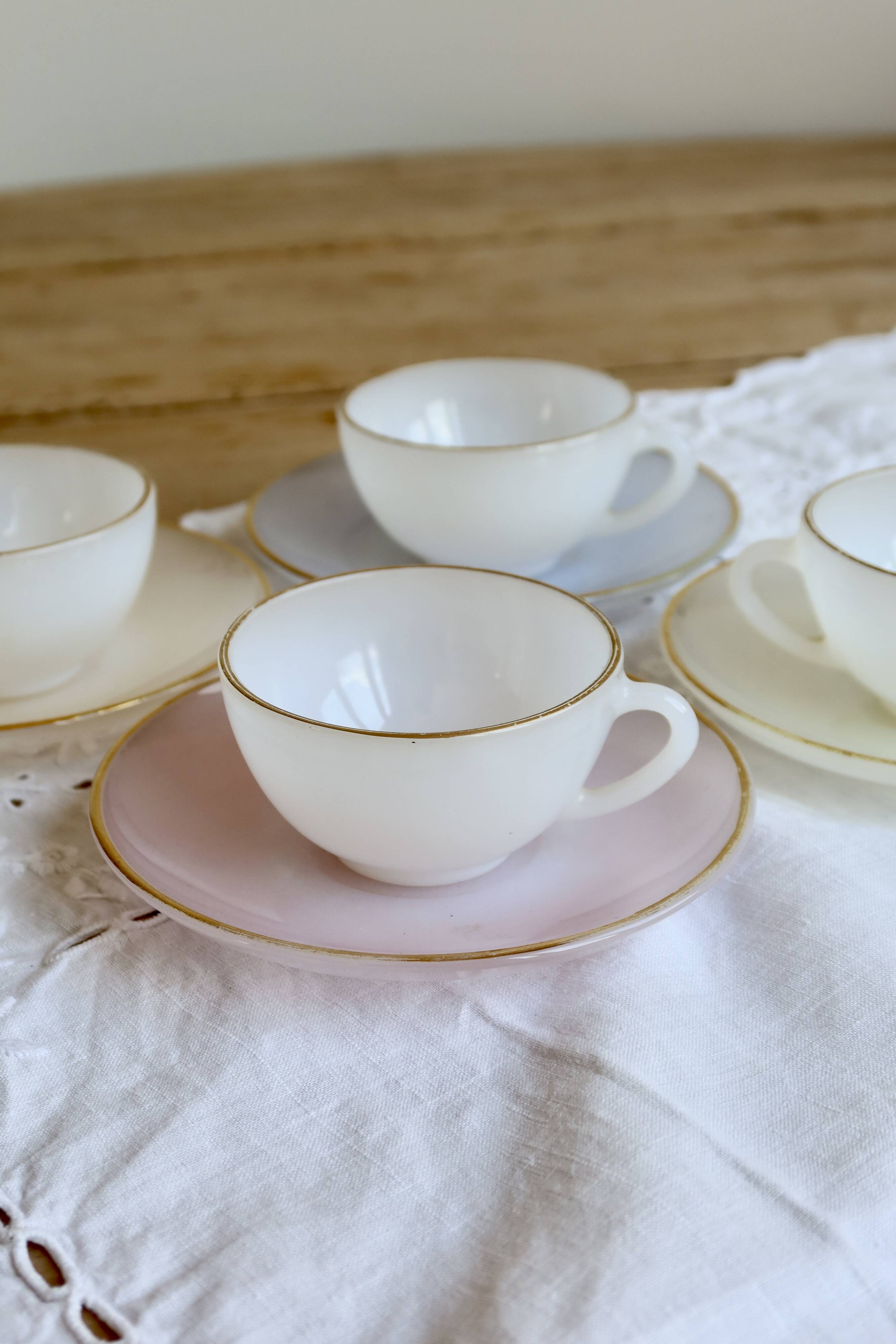 4 vintage Arcopal Arlequin coffee cups - 1960s - Pastel and gold trim