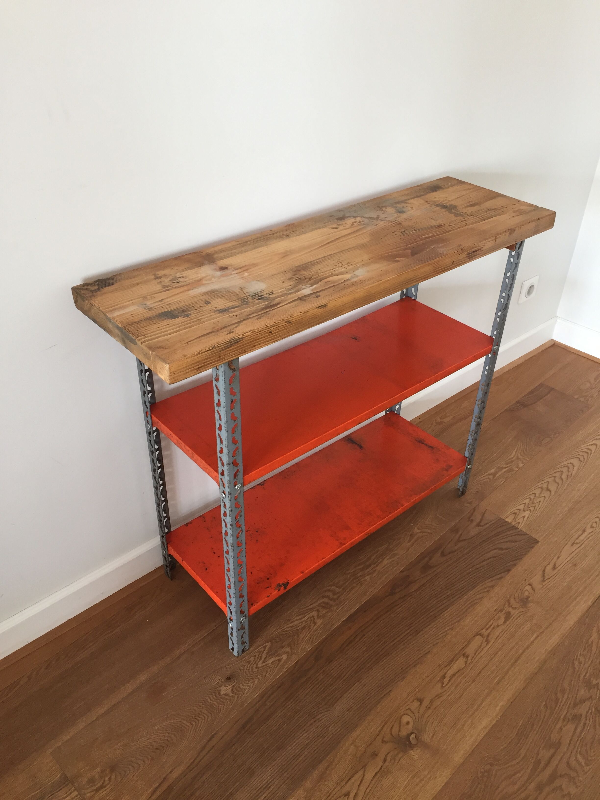 Console / industrial shelf