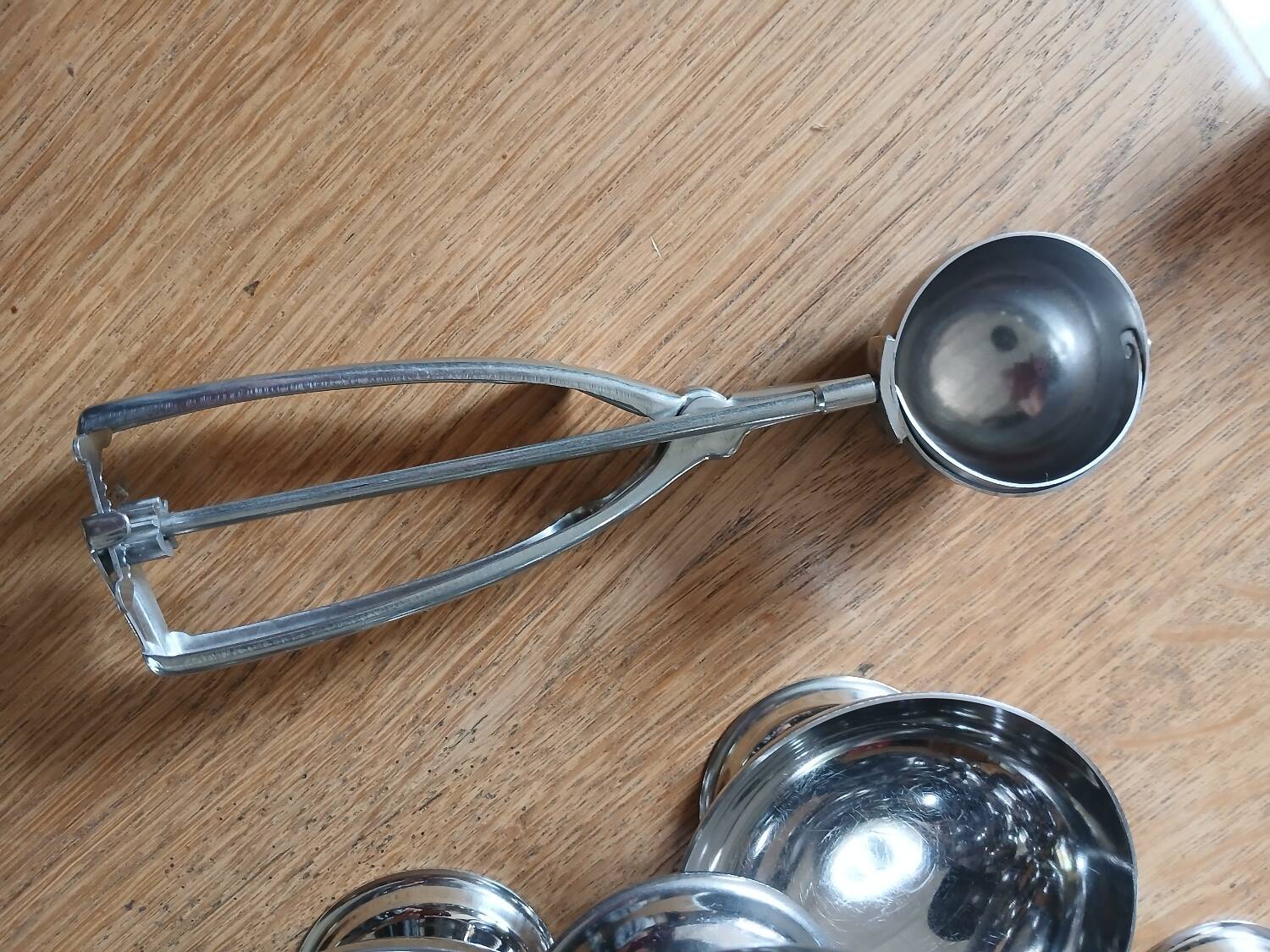 13 stainless steel ice cream cups + serving trolley