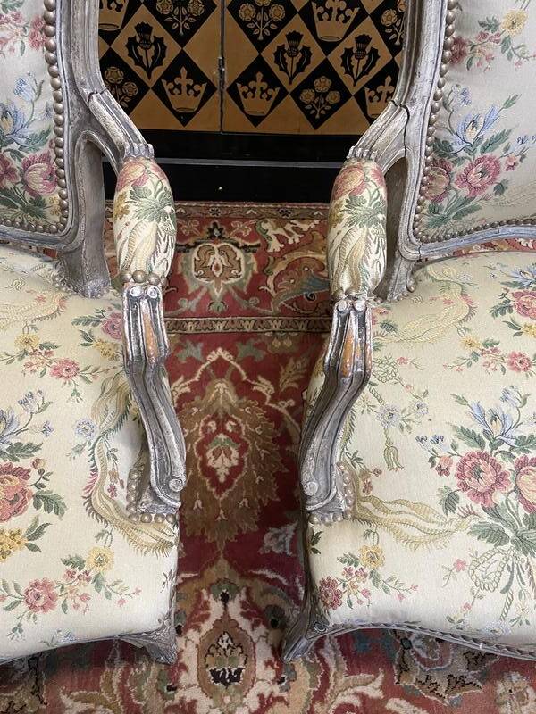 Paire de fauteuils cabriolets de style Louis XV