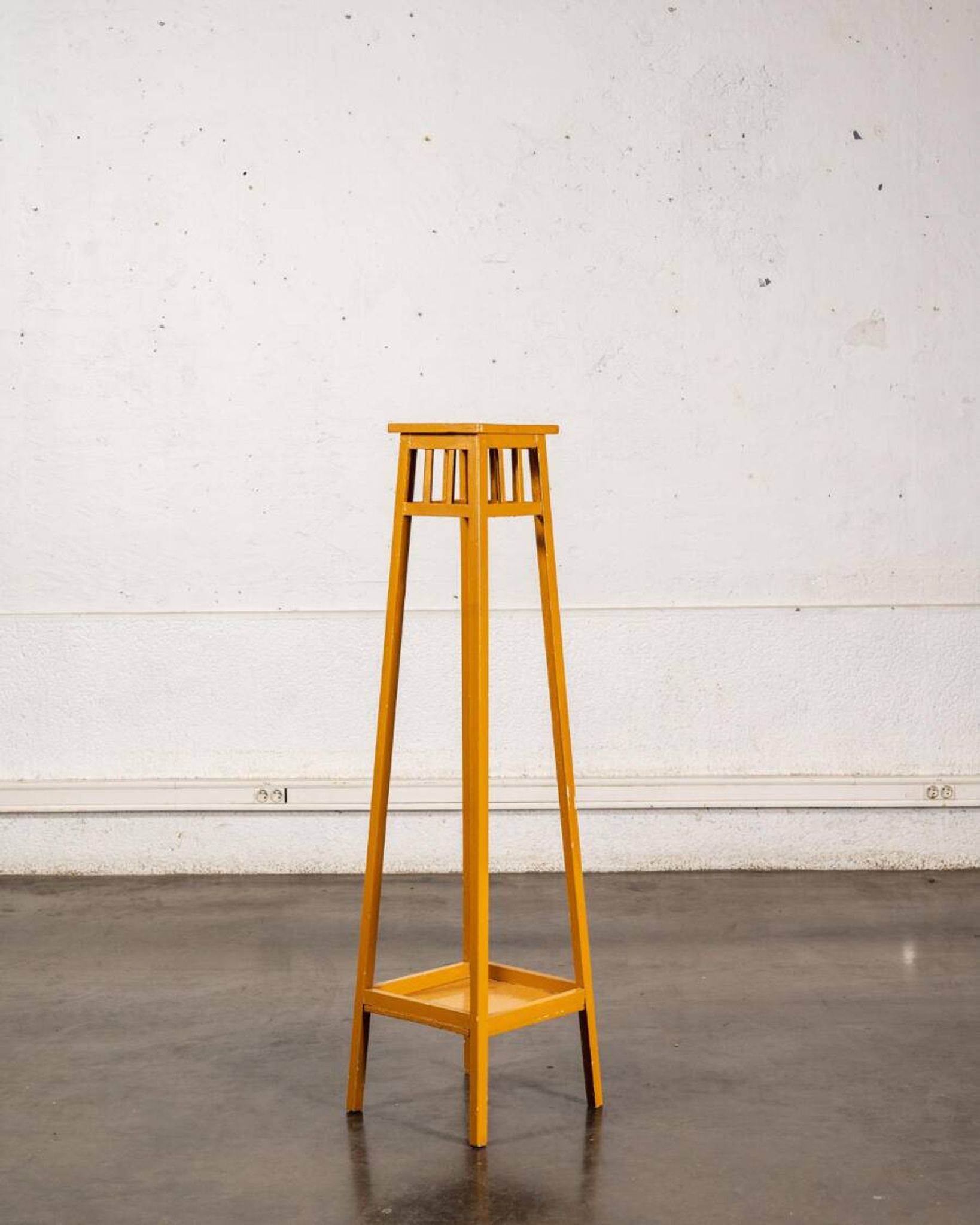 Porte plante en bois peint