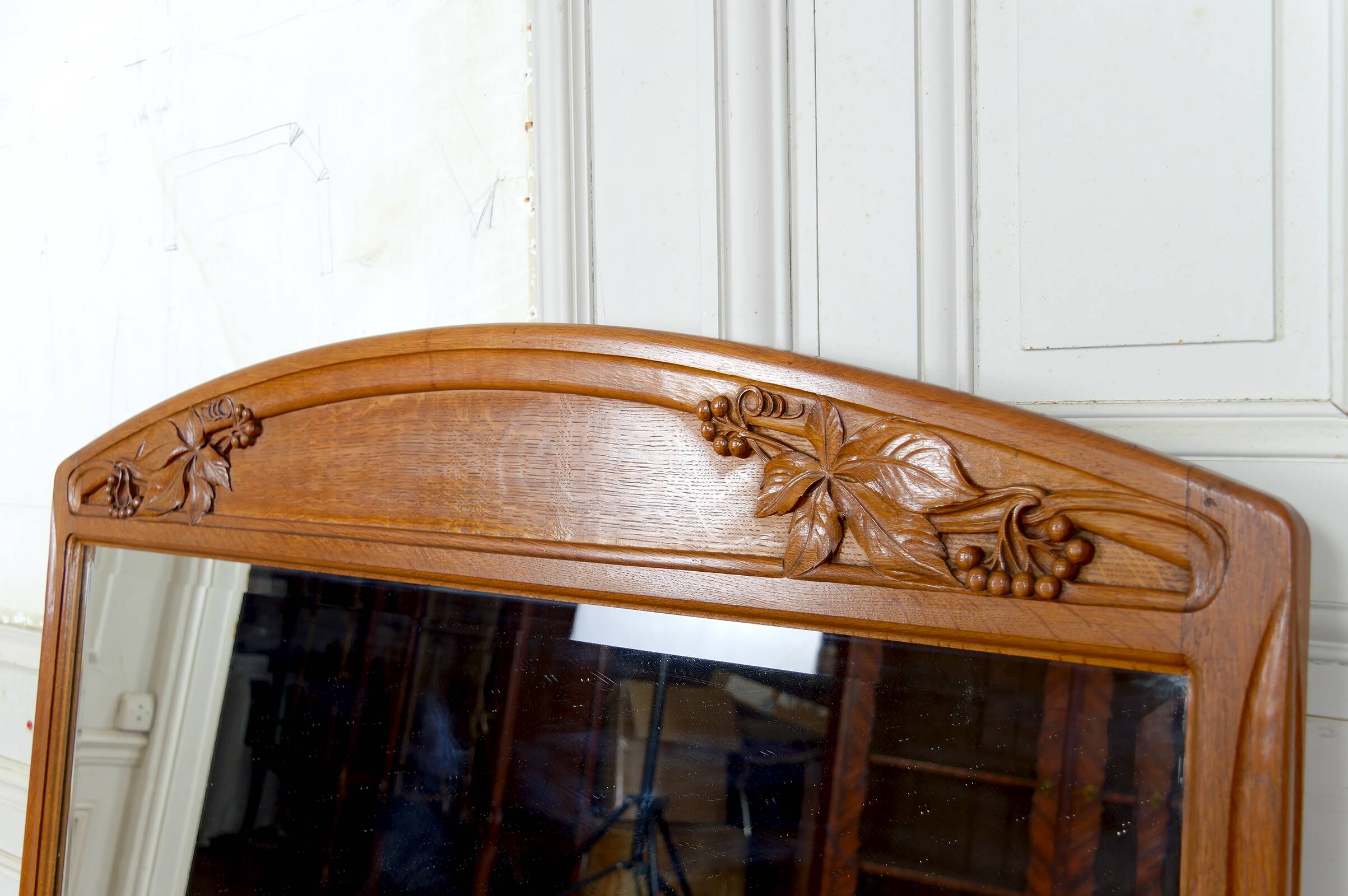 Important carved oak mirror, Art Nouveau, Circa 1910