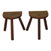 Ensemble français du milieu du siècle : 2 tabourets de traite en bois, demi-ronds, à 3 pieds, faits à la main.