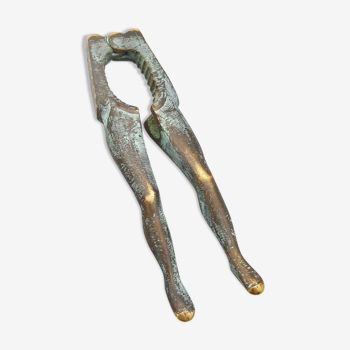 Ancien casse-noisettes en bronze jambes de femme