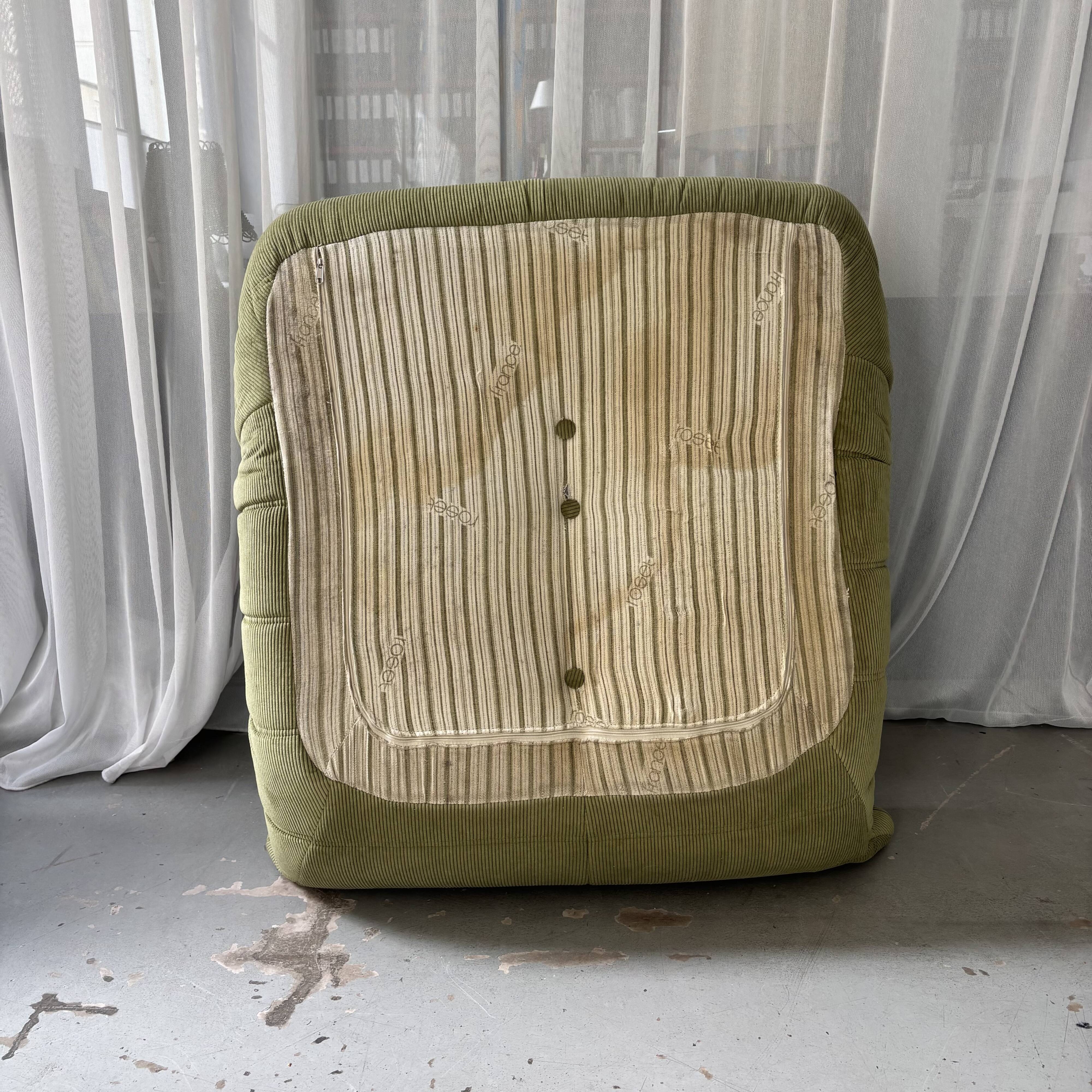 Chauffeuse Togo velours vert cotelet par Michel Ducaroy