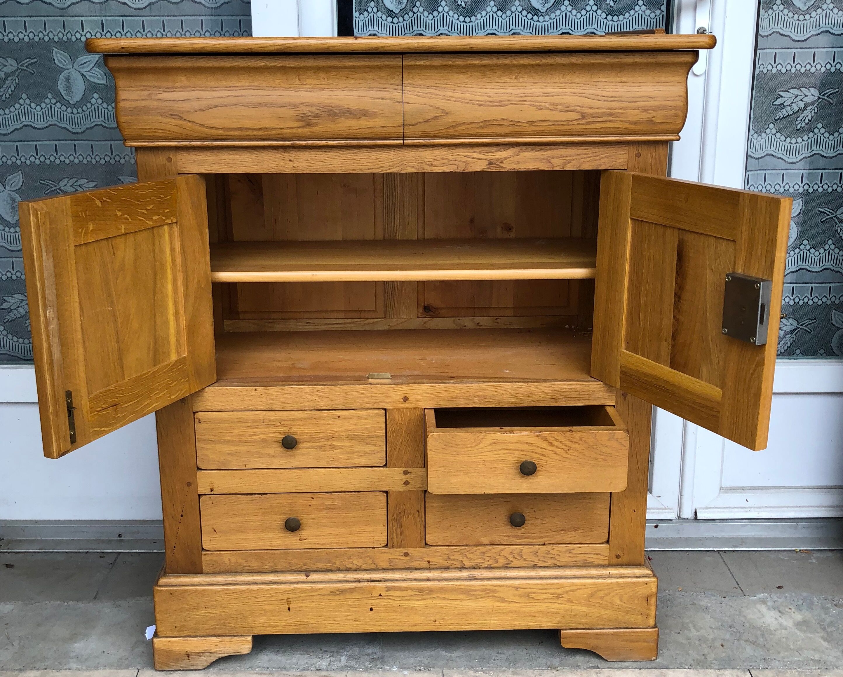 Entrance cabinet in light solid wood
