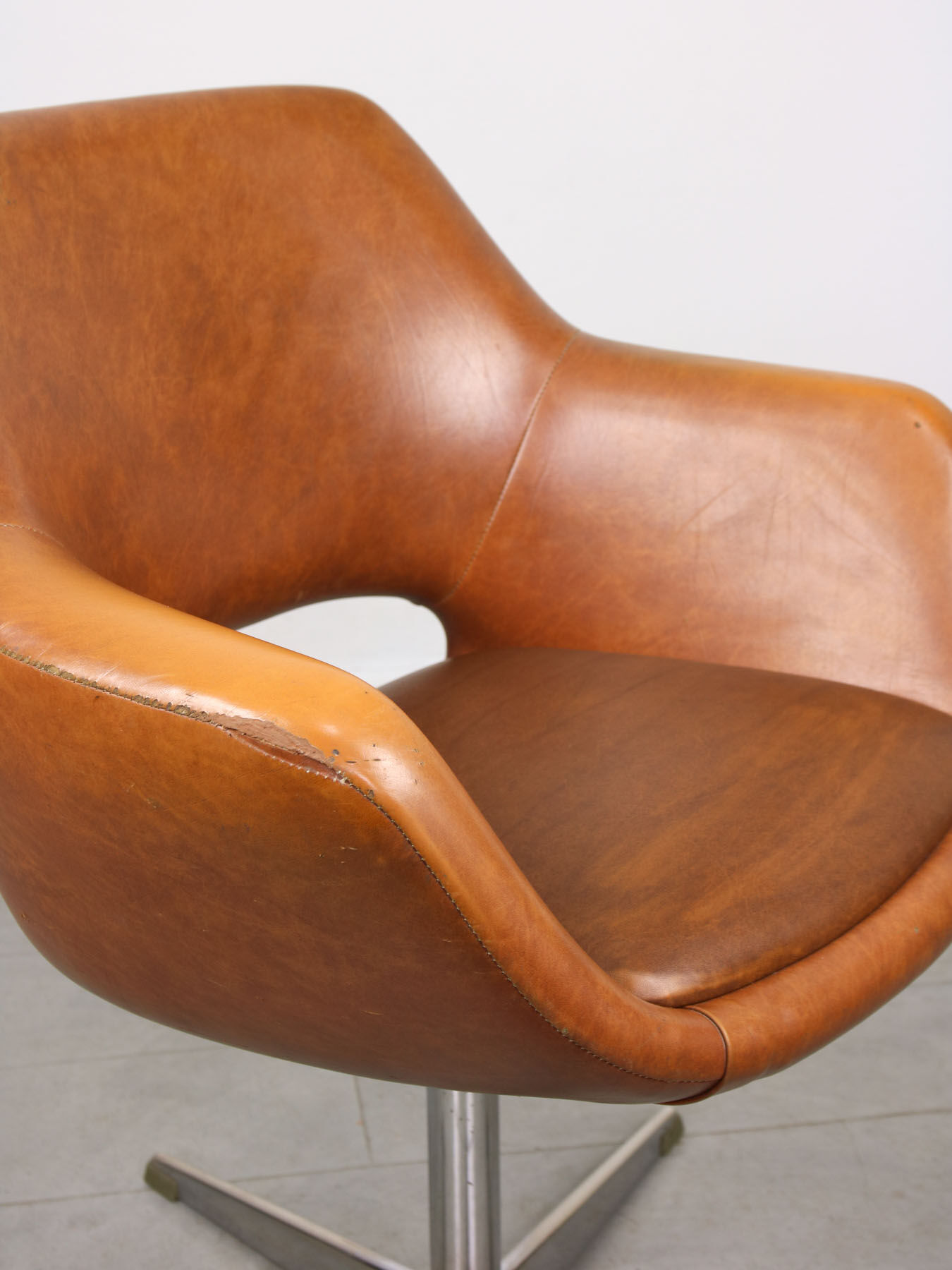 Mid-century brown leatherette swivel chair from Stol