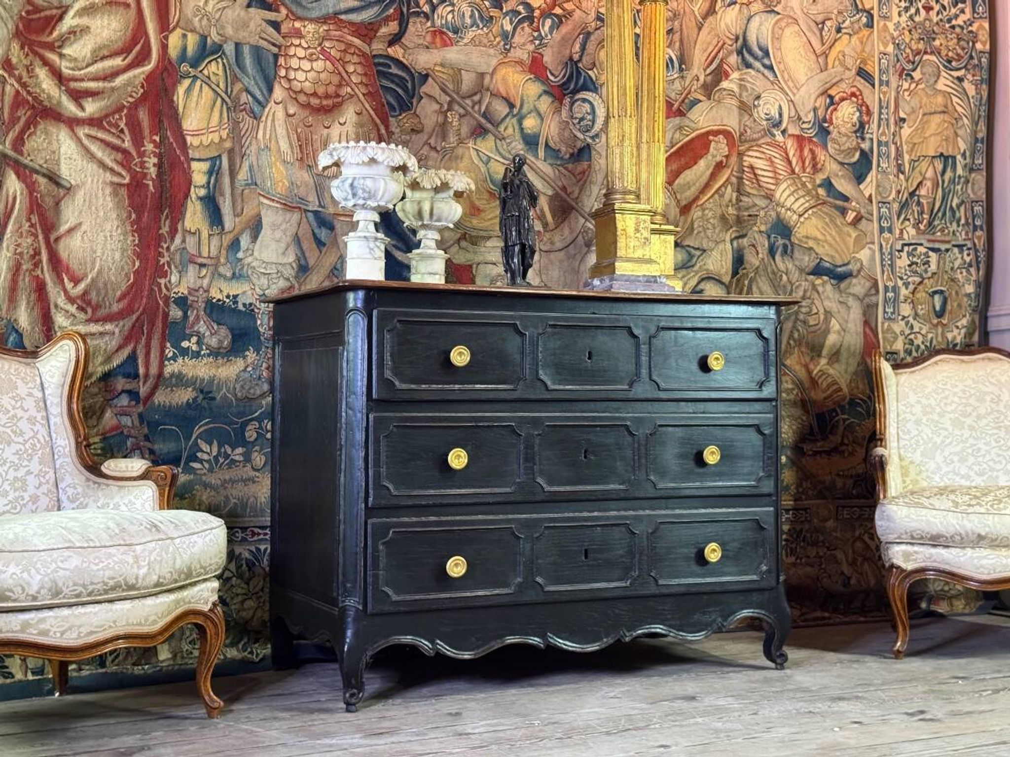 Commode en chêne Louis XV, patine noire, XVIIIe siècle