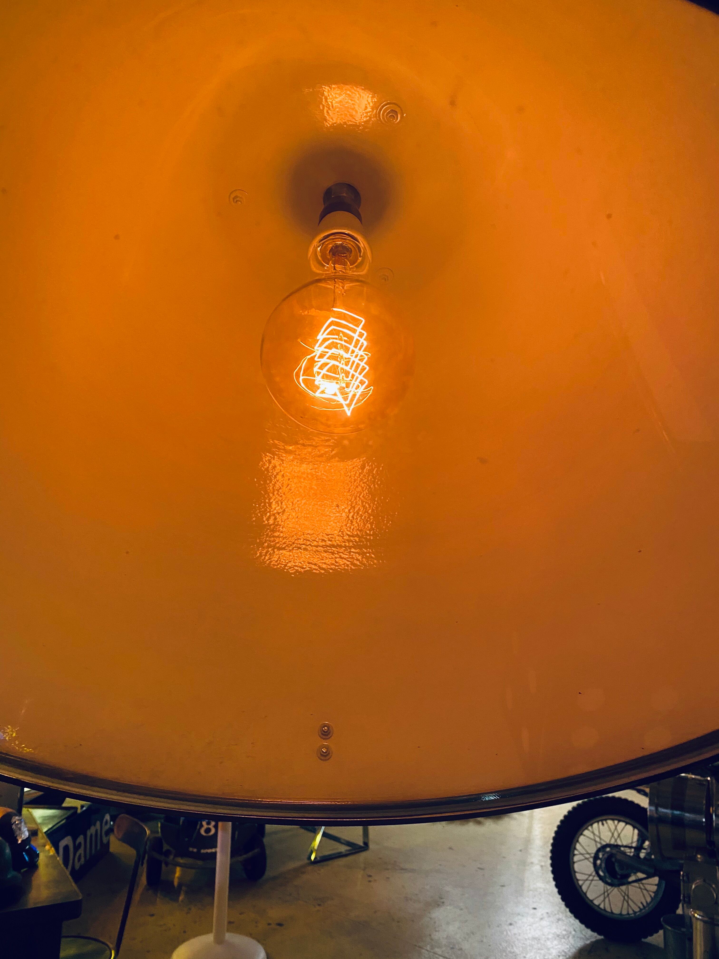 Suspension industrielle en émail